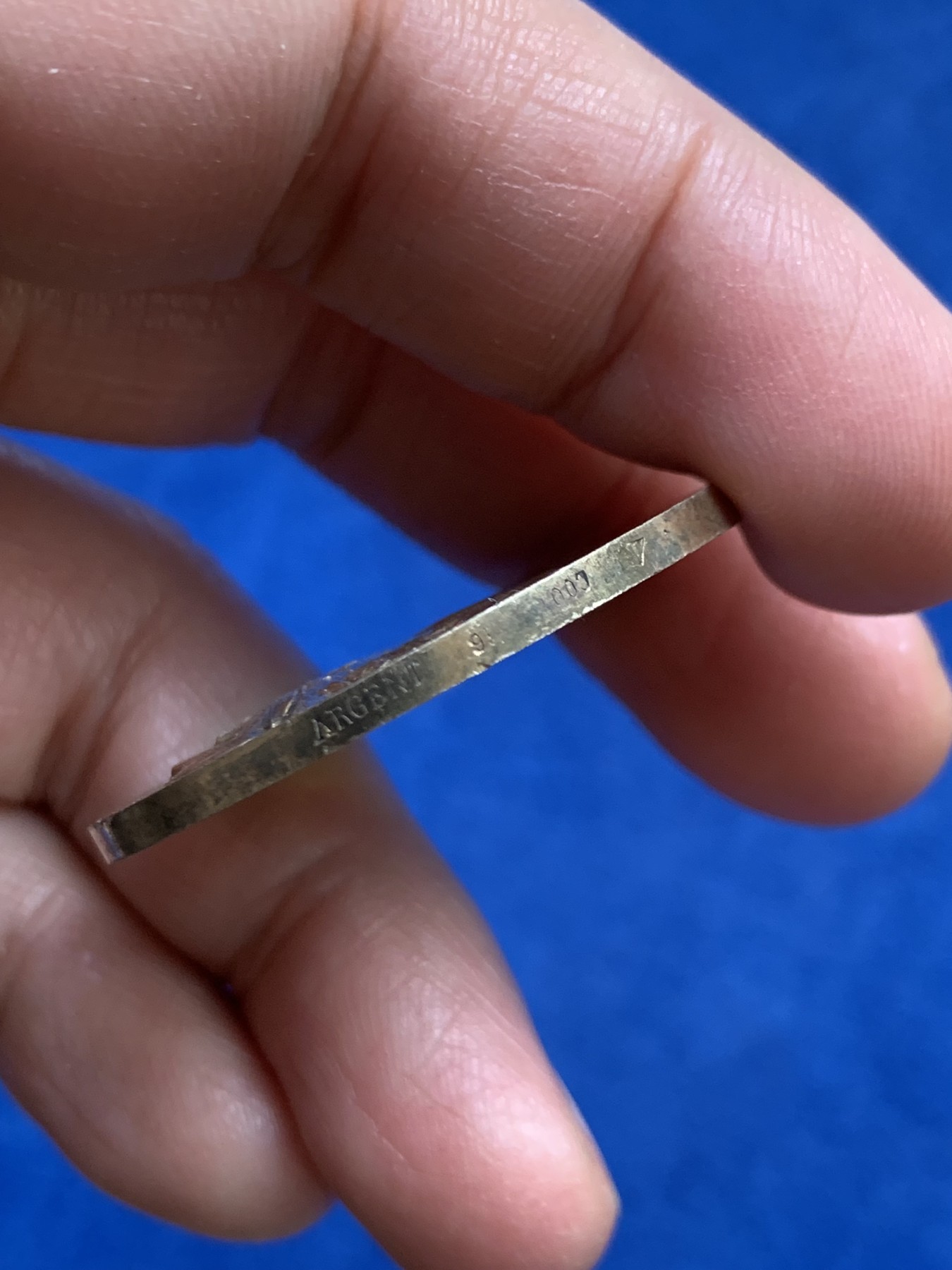 《竞宝斋》第240场-周日，周一 年终尾场 (全场包邮) F.VERNON作品 比例恰当的玛丽安娜头像 镀金银章 带银标 36.6mm 22.1克  打制立体精美 日常光线下金色蓝色绚丽耀眼 实物更加立体漂亮