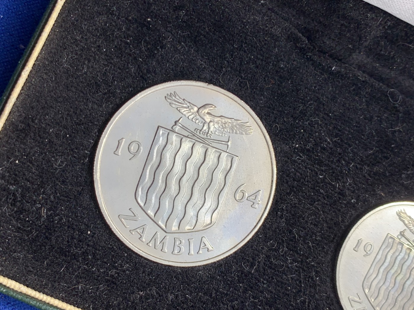 《竞宝斋》第240场-周日，周一 年终尾场 (全场包邮) 赞比亚1964年精制币原盒原套可藏！