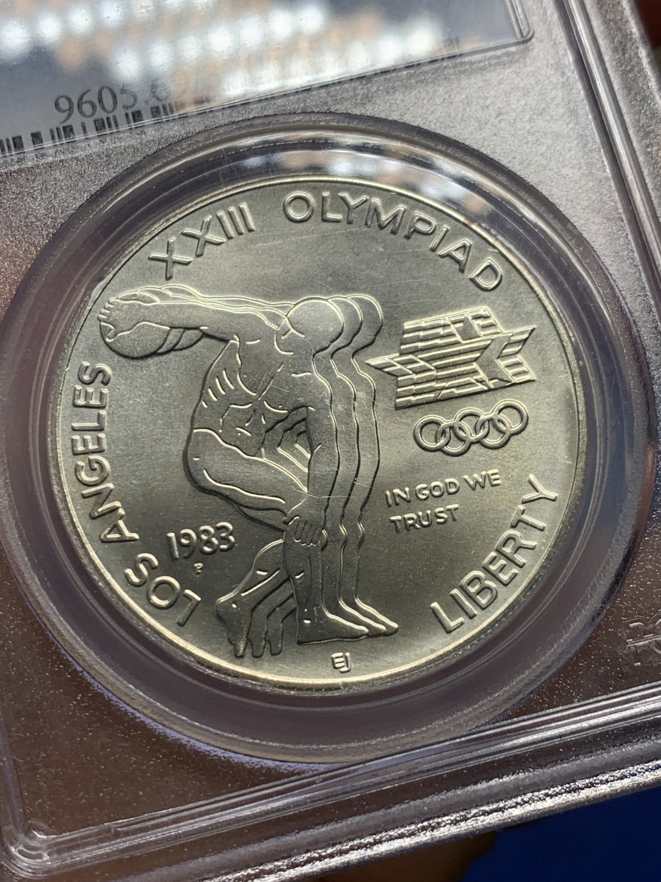 《竞宝斋》第240场-周日，周一 年终尾场 (全场包邮) PCGS-MS69 1983年美国洛杉矶奥运会掷铁饼/雄鹰1美元纪念银币，市场上常见的基本上是精制版，此币为发行量较为稀少的磨砂普制版，状态极佳，PC早期老盒严评无官网图，更高评级数量才140枚。