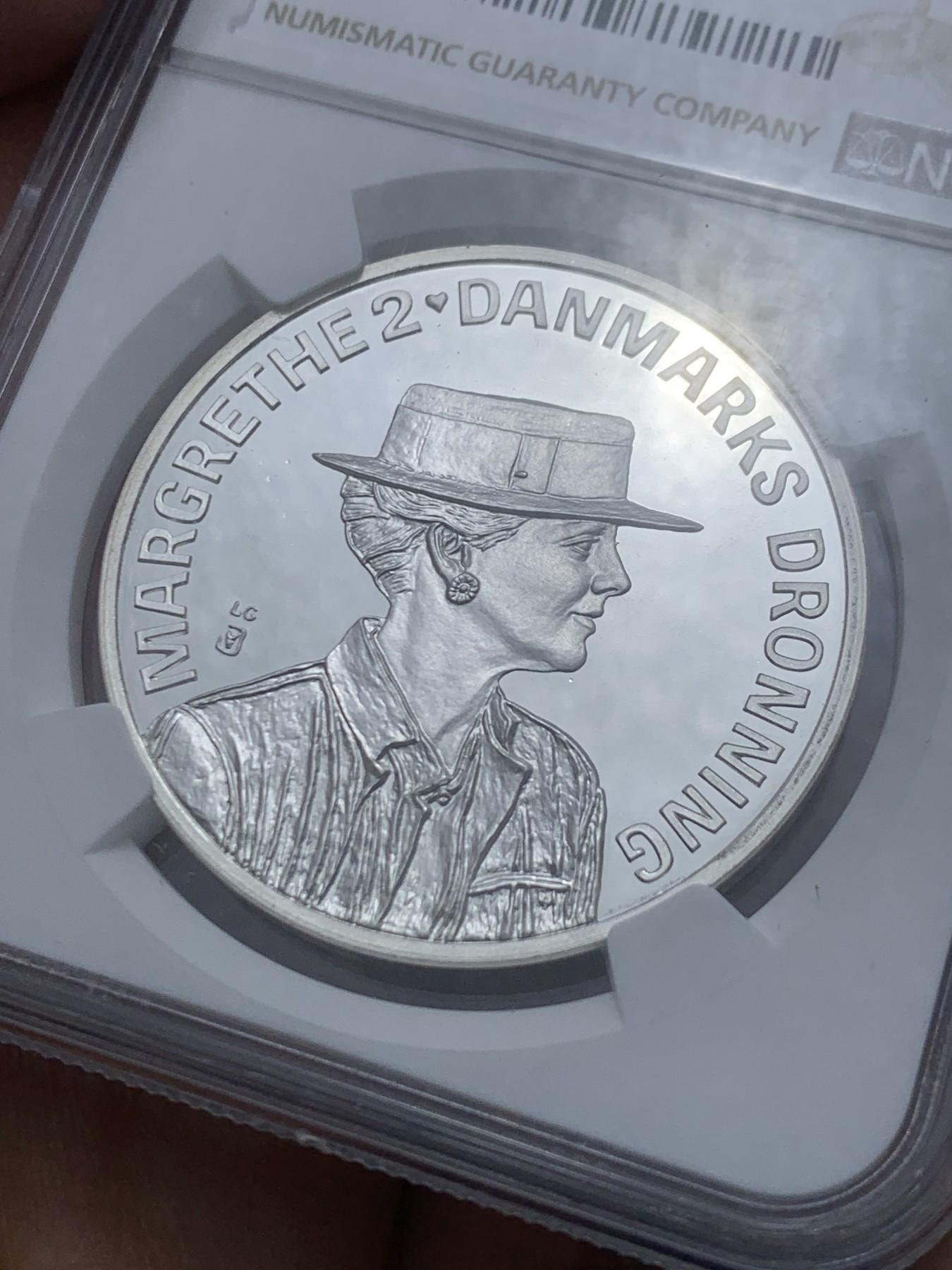 《竞宝斋》第240场-周日，周一 年终尾场 (全场包邮) NGC-MS68 1990年丹麦女王玛格丽特二世50寿辰200克朗银币，直径38mm，重31.1g，800银，发行量100855枚。二枚最高分之一，状态不错。