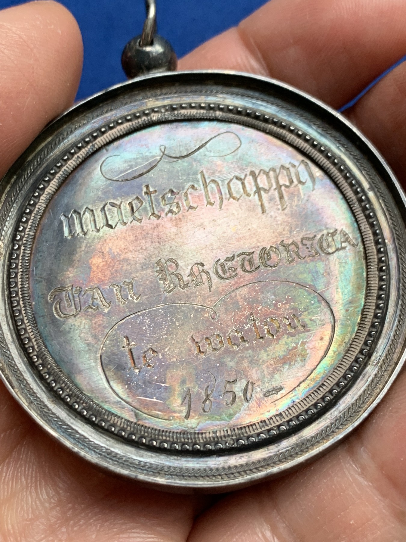 《竞宝斋》第240场-周日，周一 年终尾场 (全场包邮) 1850书法优胜银质奖牌 直径51.8mm 重16.6克 颁发给第一名 多种字体于一身 行云流水 刻得优美 适合挂件 漂亮少见。