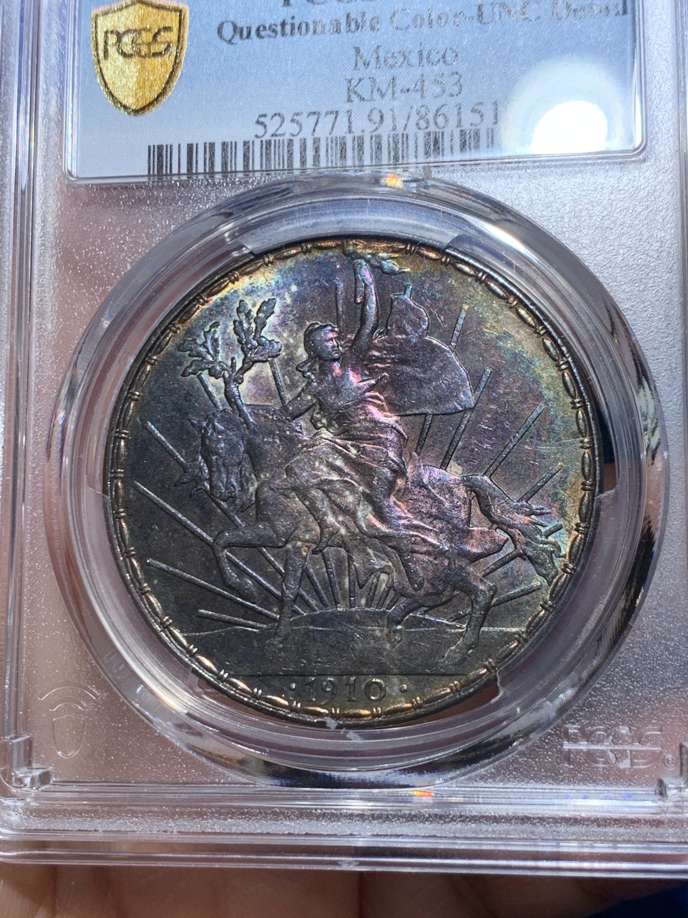 《竞宝斋》第240场-周日，周一 年终尾场 (全场包邮) PCGS UNC 墨西哥1910年骑马鹰洋大银，热门上涨品种，64分成交价近万。绝美炫彩紫金包浆，女神骏马细节出色，性价比极佳的一颗。