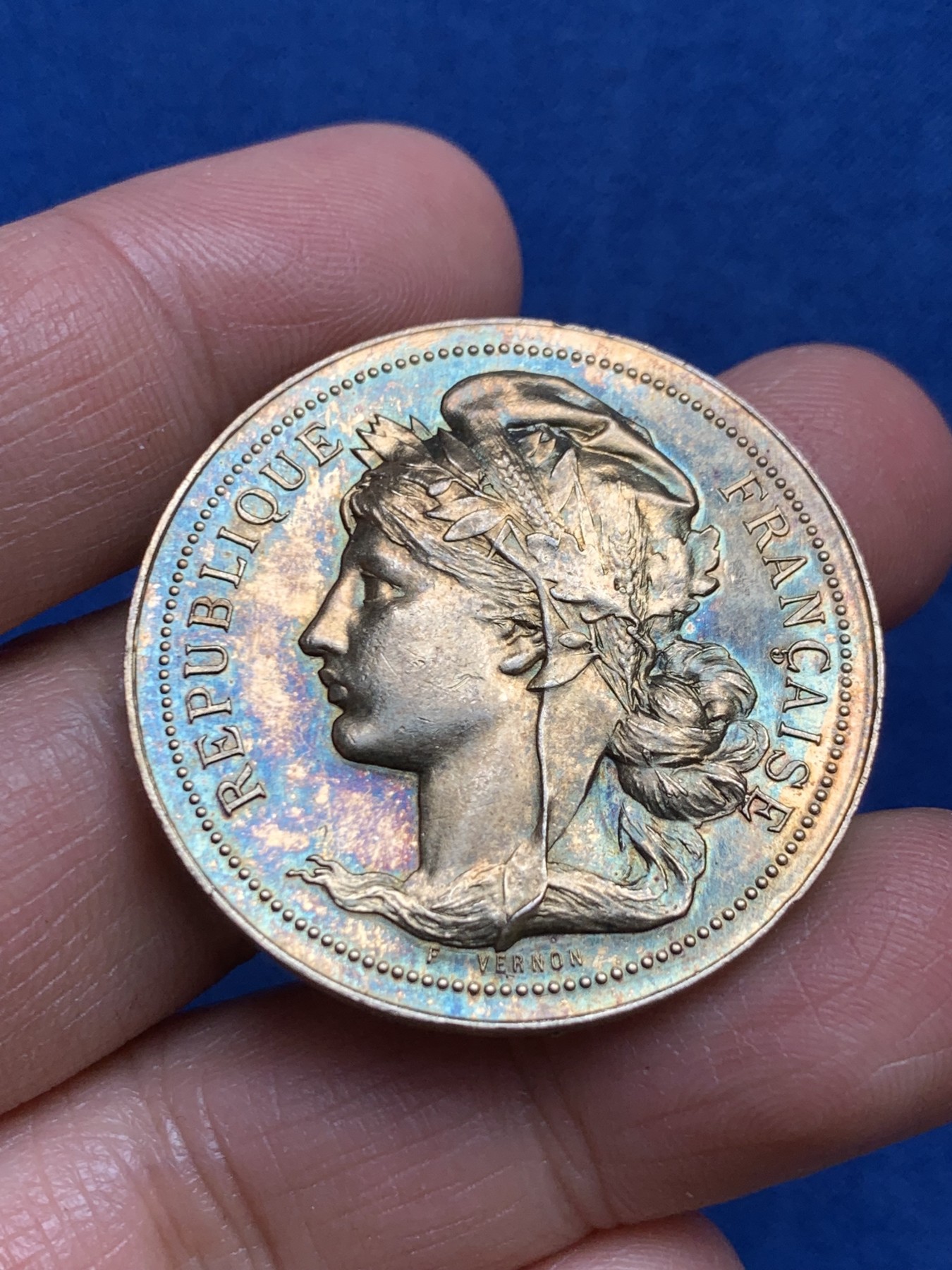 《竞宝斋》第240场-周日，周一 年终尾场 (全场包邮) F.VERNON作品 比例恰当的玛丽安娜头像 镀金银章 带银标 36.6mm 22.1克  打制立体精美 日常光线下金色蓝色绚丽耀眼 实物更加立体漂亮