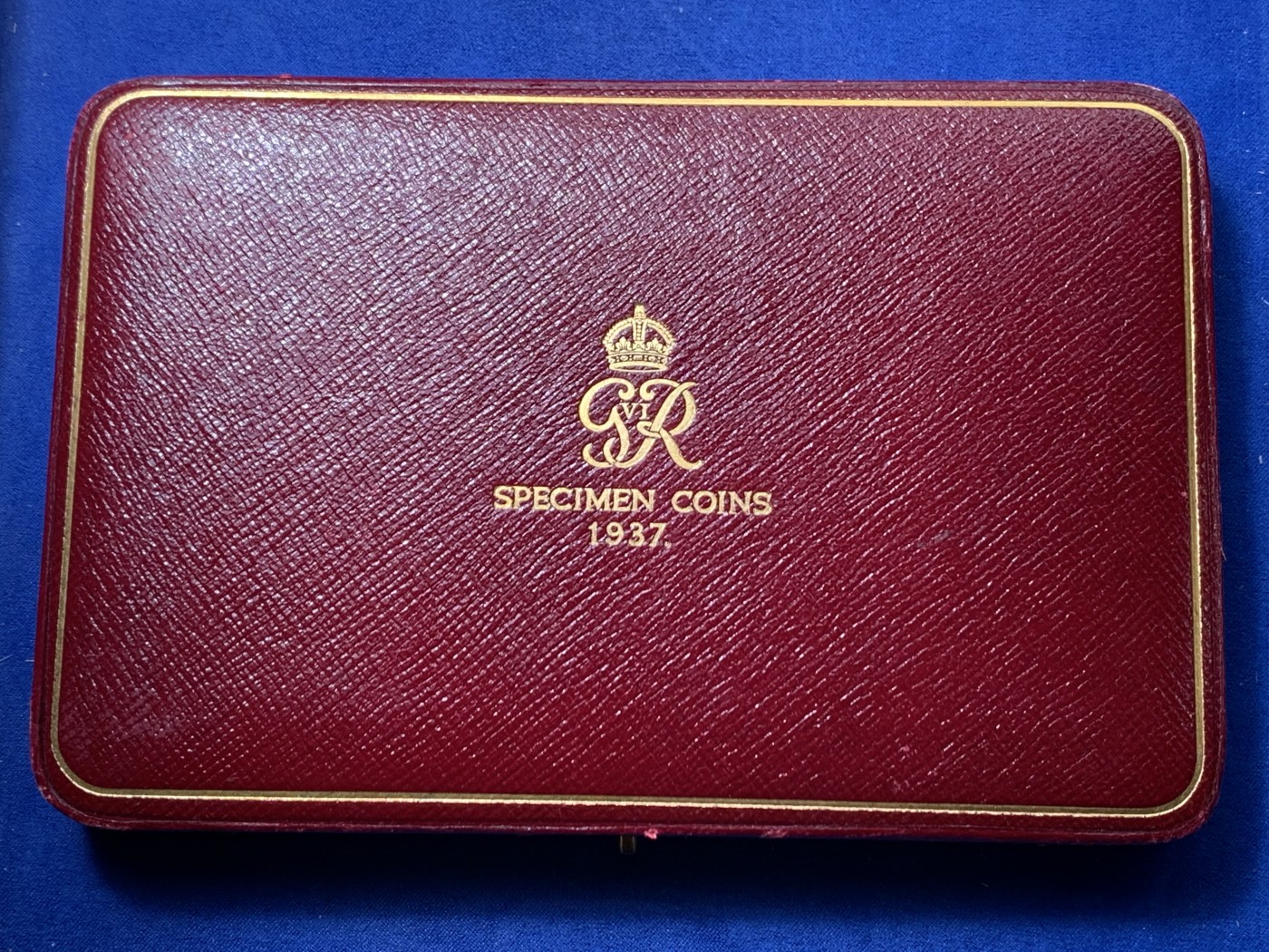 《竞宝斋》第240场-周日，周一 年终尾场 (全场包邮) 英国1937年乔治六世登基纪念精制套币原盒空盒，保存好