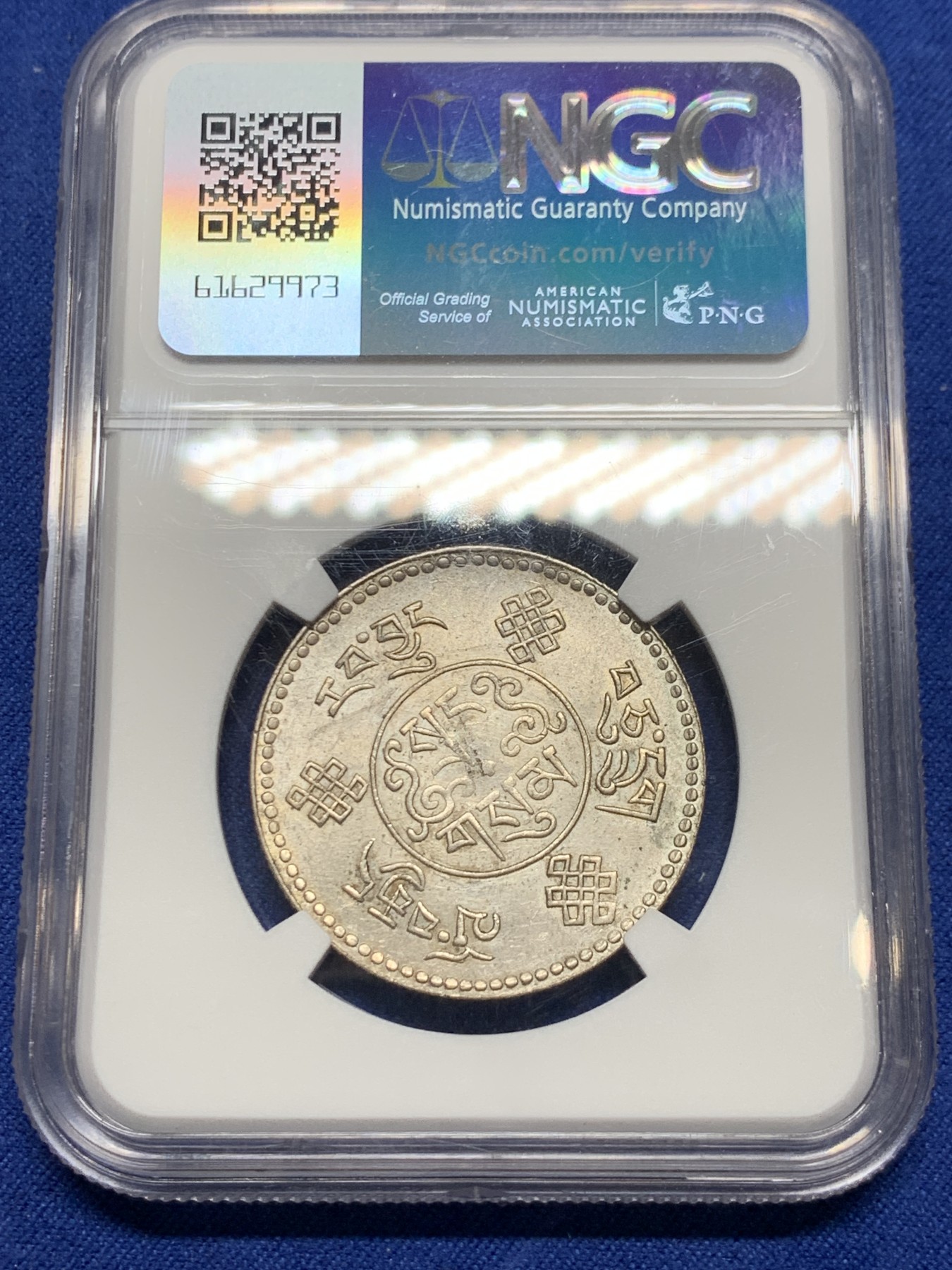 《竞宝斋》第240场-周日，周一 年终尾场 (全场包邮) NGC UNC 西藏初版1934年八年三两银币 原味包浆 细节见图