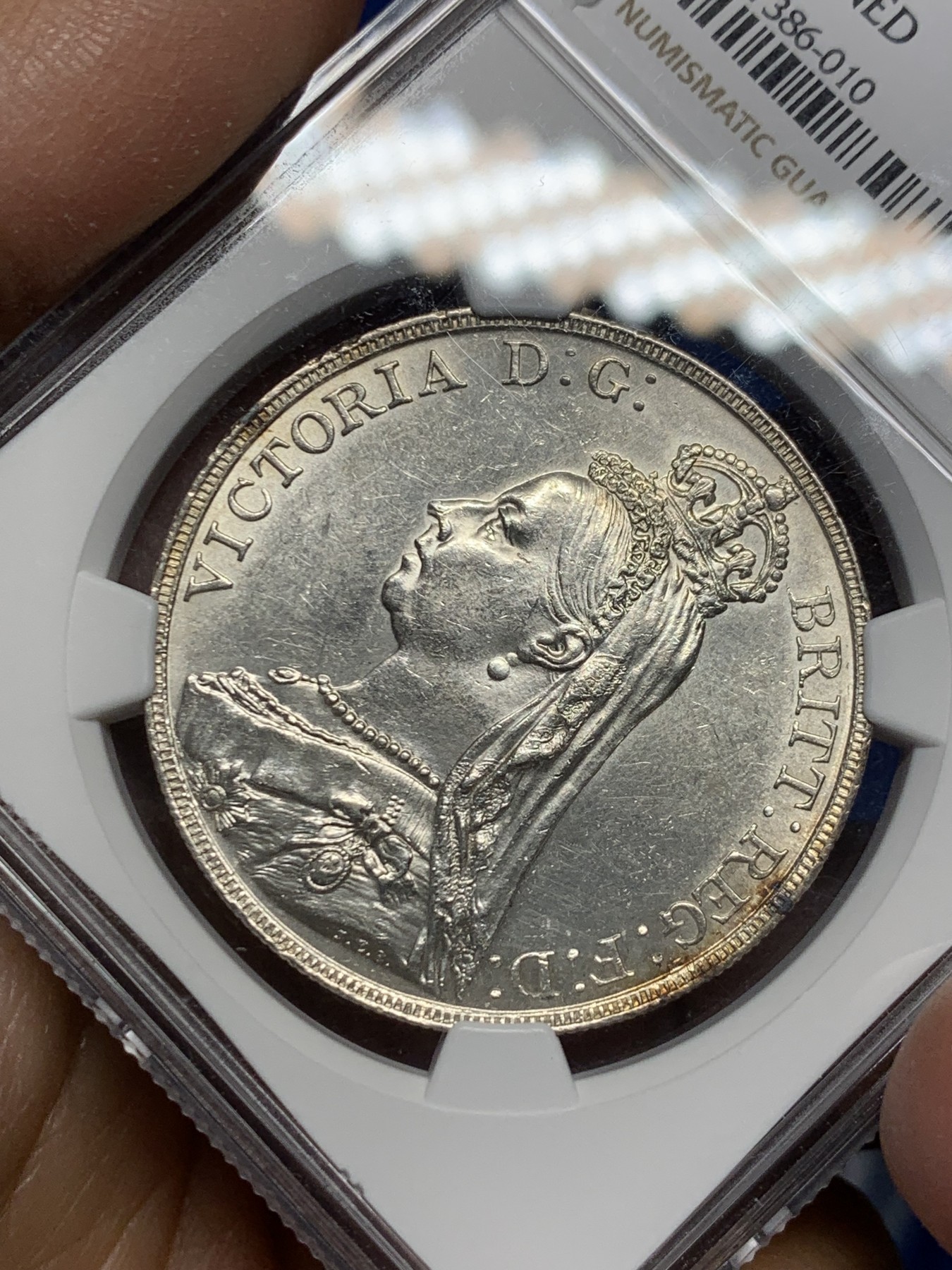 《竞宝斋》第240场-周日，周一 年终尾场 (全场包邮) NGC UNC 英国1887年高冠马剑克朗 经典维多利亚大银币 严评没什么毛病 很漂亮的一枚