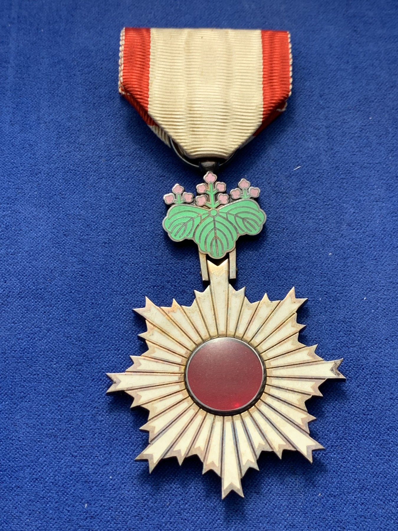 《竞宝斋》第240场-周日，周一 年终尾场 (全场包邮) 日本新六等单光旭日章 大规格银质 七宝烧完整