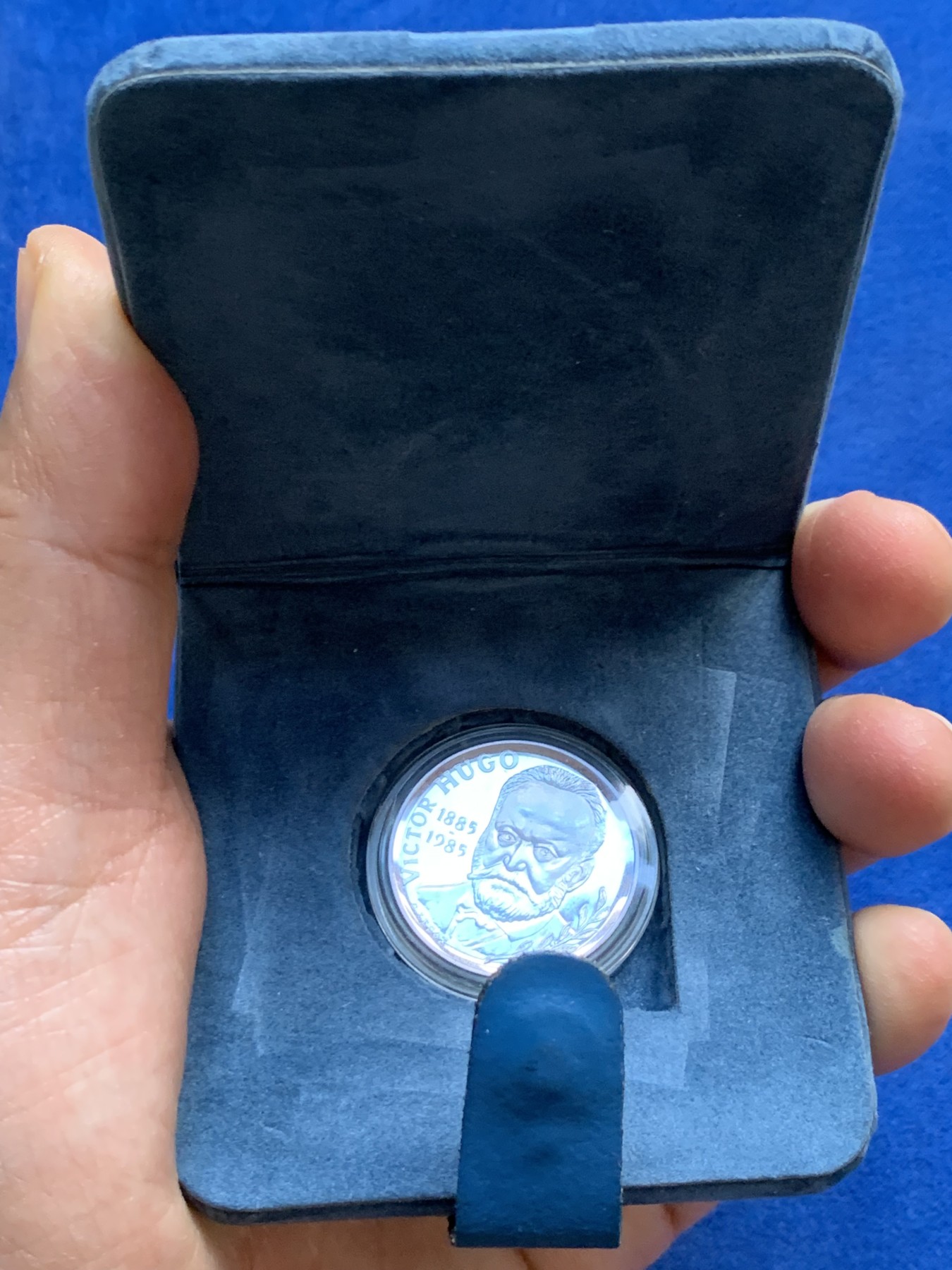 《竞宝斋》第240场-周日，周一 年终尾场 (全场包邮) 1985年法国雨果诞辰100周年银币原包装