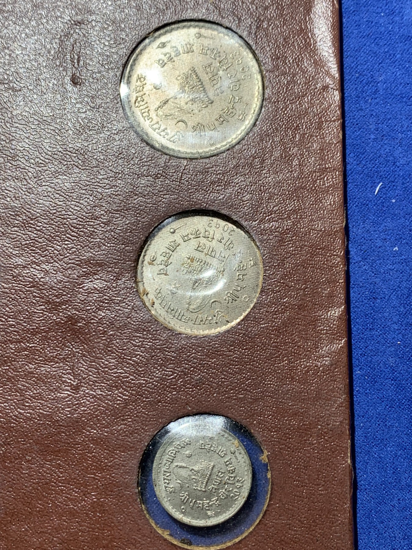 《竞宝斋》第240场-周日，周一 年终尾场 (全场包邮) 7枚全套 尼泊尔1956年登基纪念币，官方原包装好品稀见！