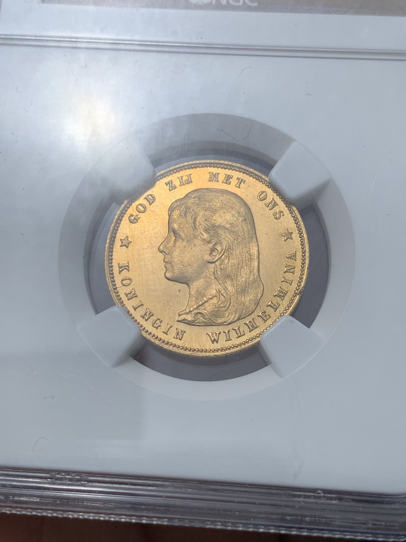 《竞宝斋》第240场-周日，周一 年终尾场 (全场包邮) NGC-MS65 NGC MS65 荷兰王国1897威廉明娜女王10盾金币 6.72克 900金 PL底板 热门大涨品种金萝莉  高分好状态