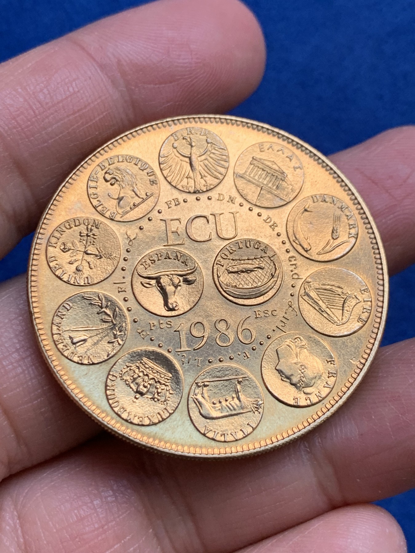 《竞宝斋》第240场-周日，周一 年终尾场 (全场包邮) 法国1986年ECU纪念币 铜或镀金 材质看不清