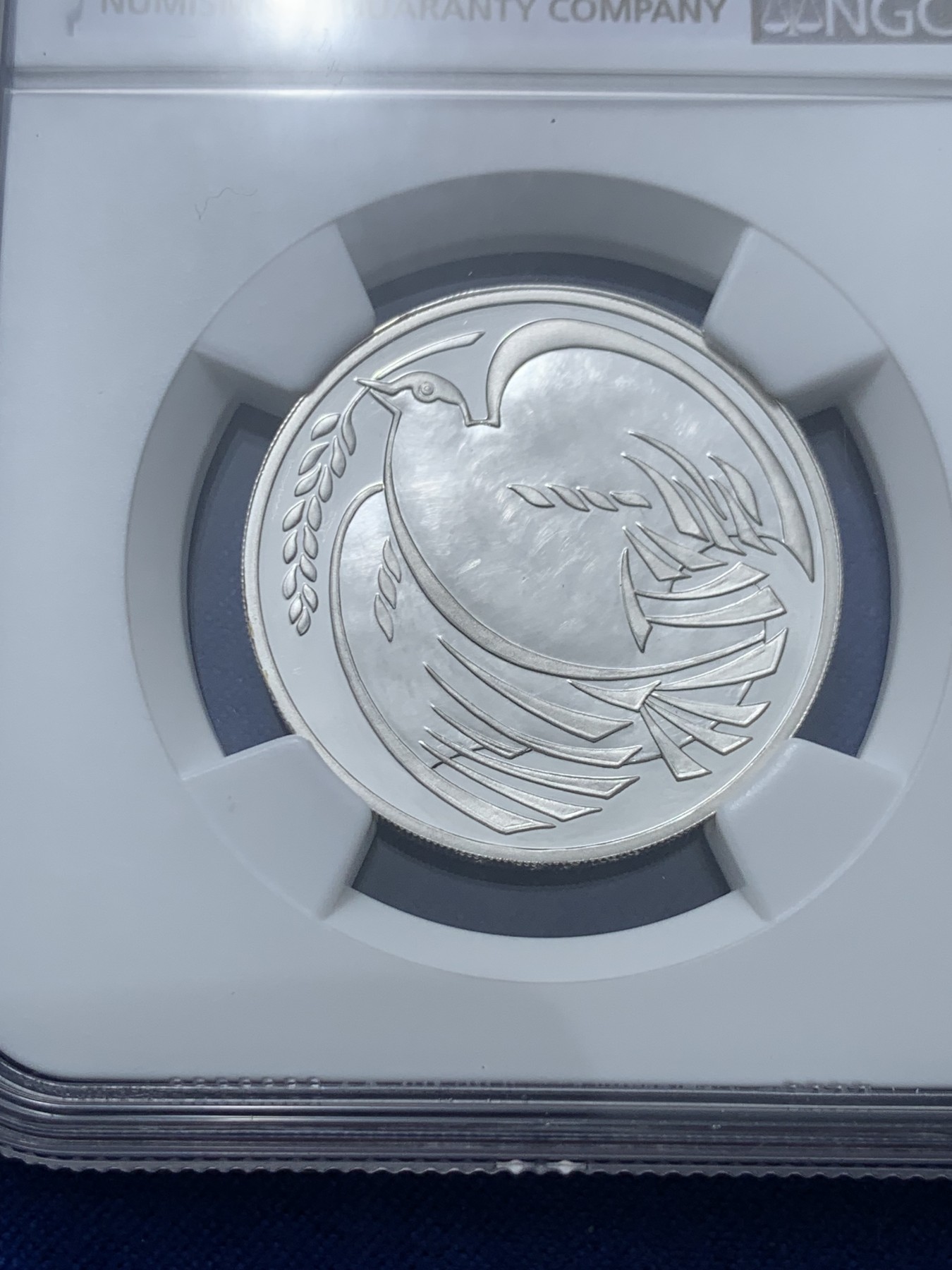 《竞宝斋》第240场-周日，周一 年终尾场 (全场包邮) NGC-PF65UC 英国 1995年 和平鸽二战结束纪念银币 2英镑 感觉低评 附原盒（绿色）