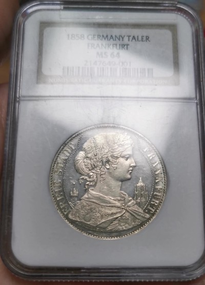 凡希社世界钱币微拍第二百六十期 荐！1858法兰克福绳圈版少女泰勒NGC-MS64 稀有的绳圈版，仅发行两年铸量12,000枚，书价是普通无绳圈版的四倍，实物有强烈的PL类镜面效果！