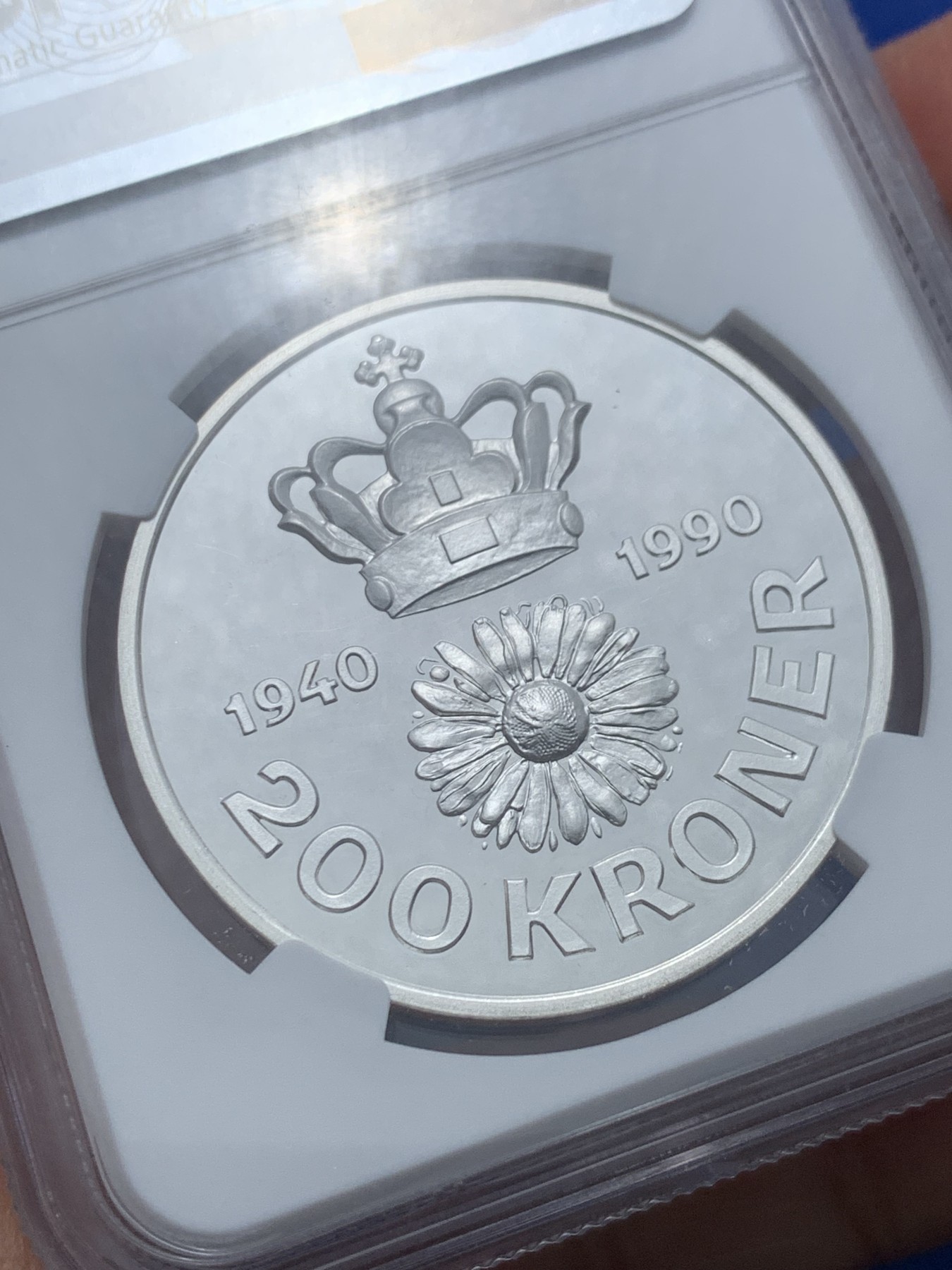 《竞宝斋》第240场-周日，周一 年终尾场 (全场包邮) NGC-MS68 1990年丹麦女王玛格丽特二世50寿辰200克朗银币，直径38mm，重31.1g，800银，发行量100855枚。二枚最高分之一，状态不错。