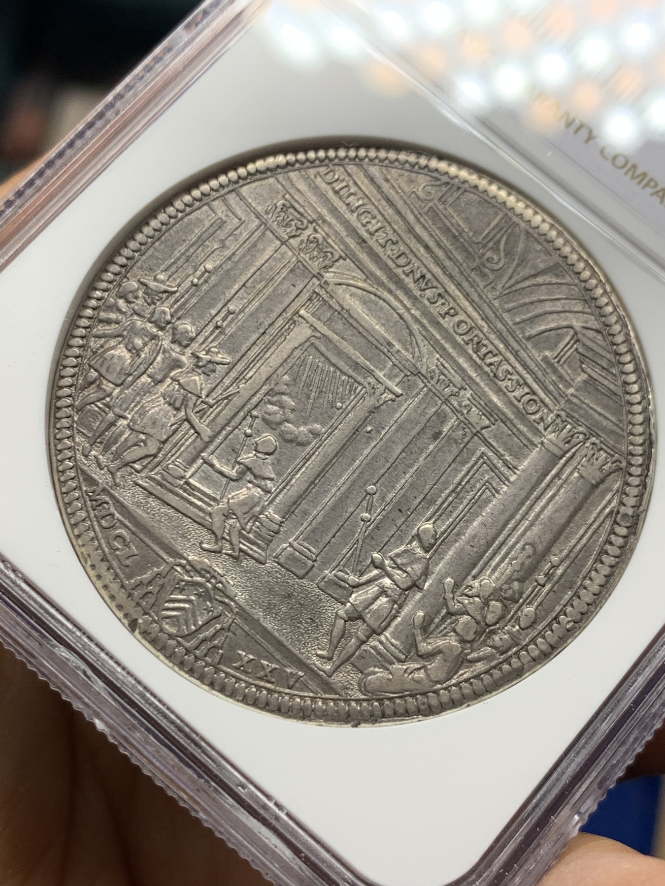 《竞宝斋》第240场-周日，周一 年终尾场 (全场包邮) NGC-AU53 教皇国 1675年 圣年1piastra 描绘了圣门打开的情景 克劳斯XF指导价1150美元 光度极佳 国外热门品种