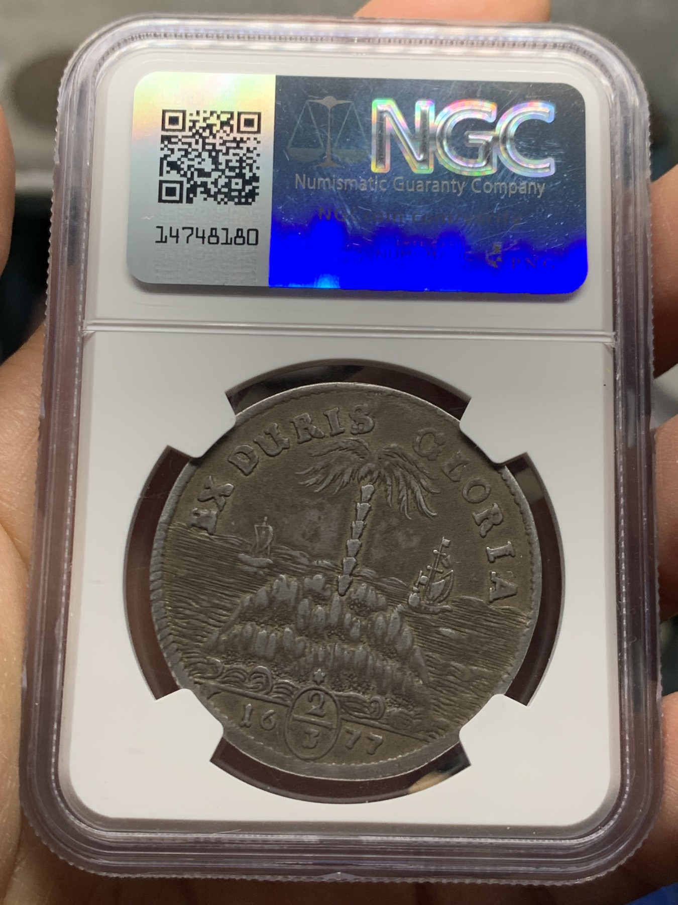 《竞宝斋》第240场-周日，周一 年终尾场 (全场包邮) NGC VFD 德国 1677年 三分之二泰勒 银币 神圣罗马帝国布伦瑞克卡伦伯格非常稀有版 背一座岛椰树以及两艘船 以及一句大航海时代谚语 仅二位数存世量