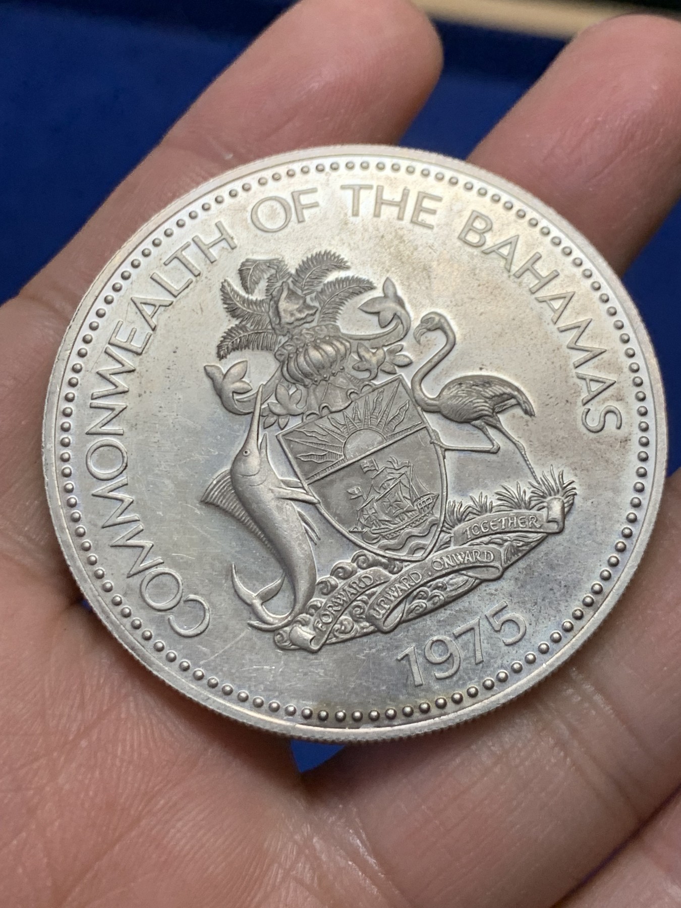 《竞宝斋》第240场-周日，周一 年终尾场 (全场包邮) 英属巴哈马群岛1975年独立纪念日大银币 重量为49.1g 925银精致币 高浮雕