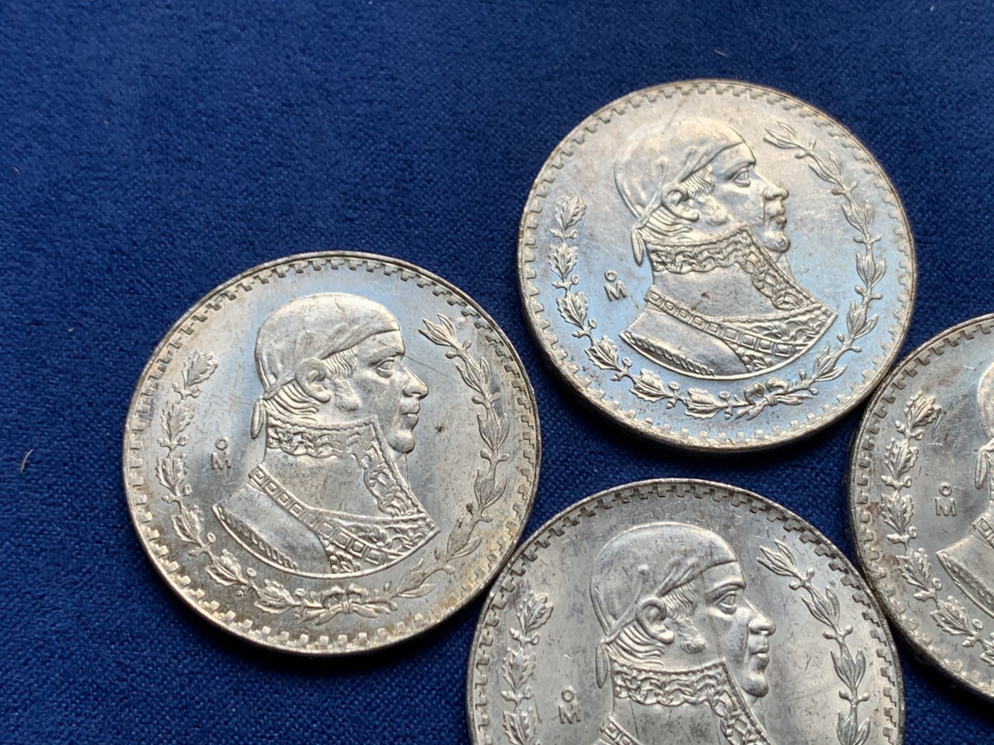 《竞宝斋》第240场-周日，周一 年终尾场 (全场包邮) 4枚一组 墨西哥1比索银币，不同年份