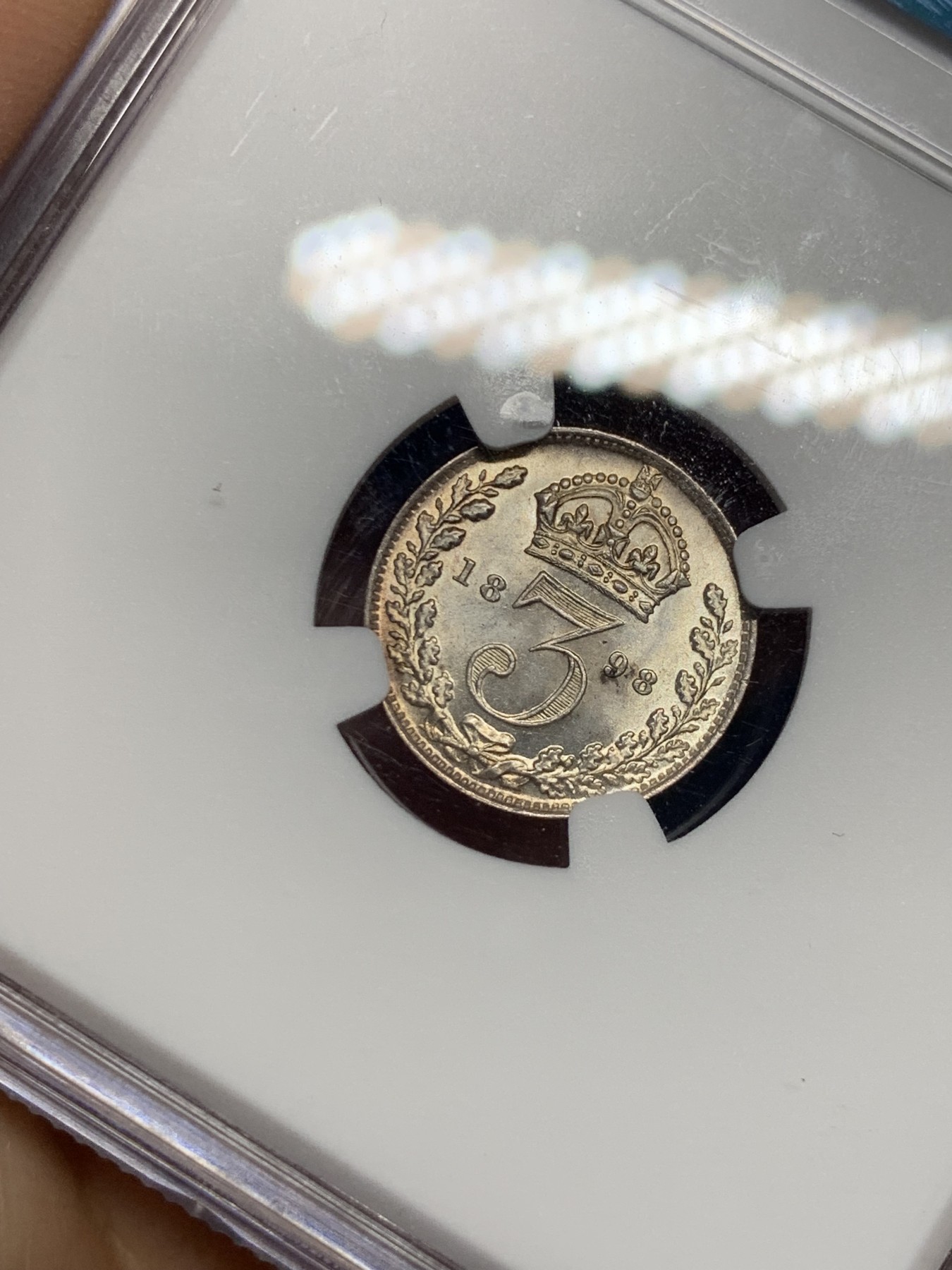 《竞宝斋》第240场-周日，周一 年终尾场 (全场包邮) NGC MS66 英国 1898年 3便士 品相极好，亚军分只有3个67分比它高了，收藏必备，可搏高分