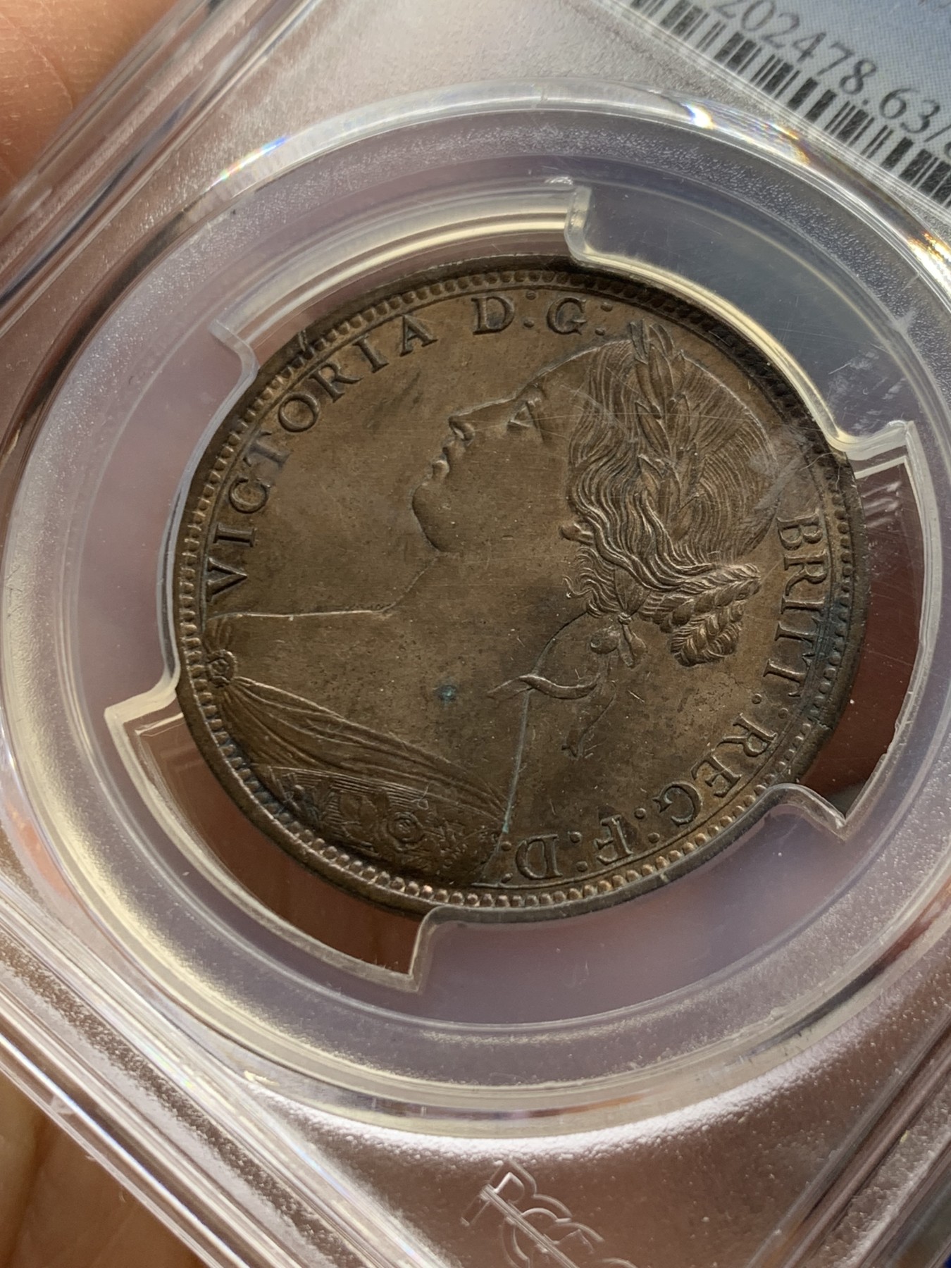 《竞宝斋》第240场-周日，周一 年终尾场 (全场包邮) PCGS-MS63BN 1862年英国维多利亚女王1便士铜币，少妇版。细节最精细的一版便士，盒子轻微模糊，底板打制优异，发丝堪称纤毫毕现，小维优雅动人。大英帝国国力巅峰之作。