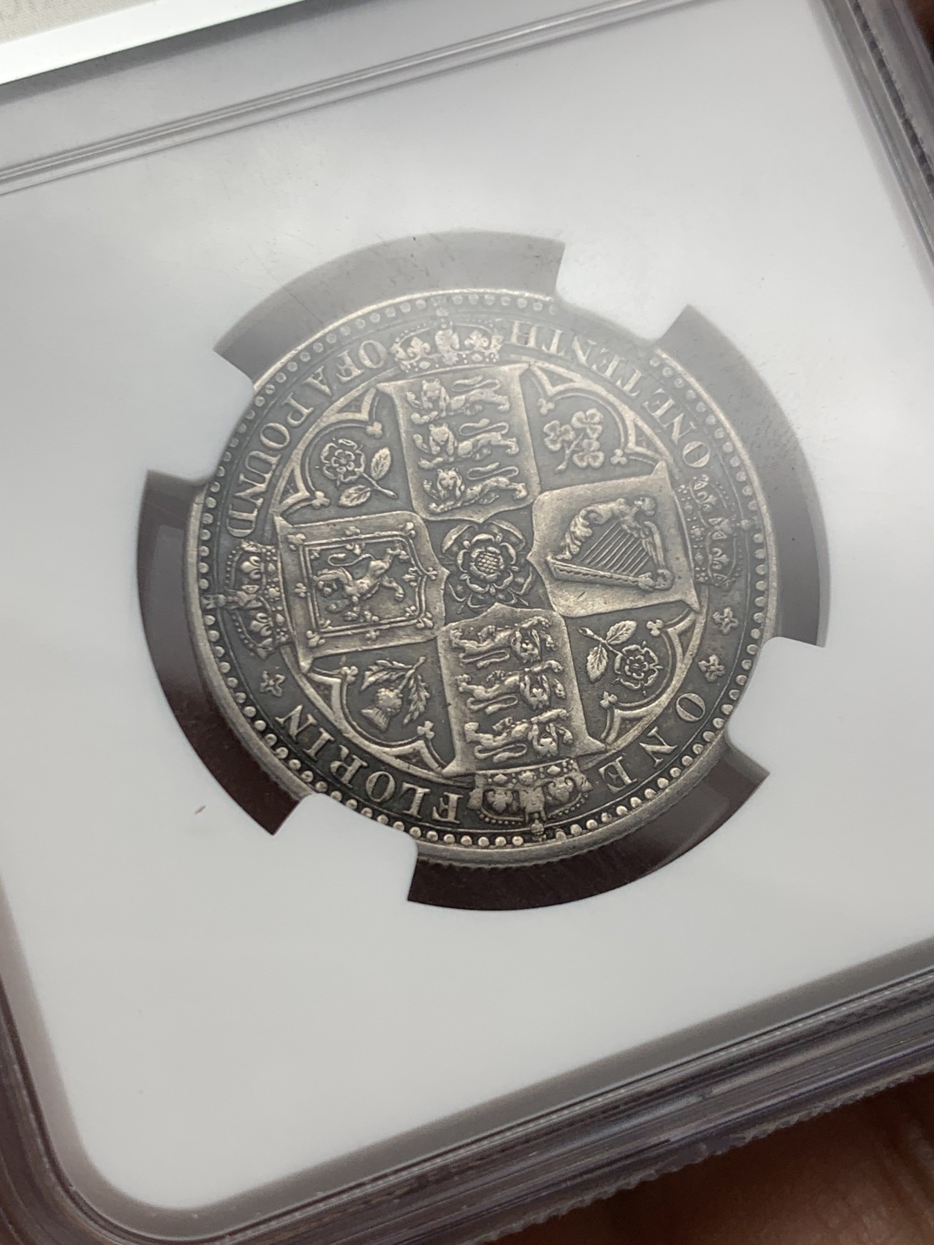 《竞宝斋》第240场-周日，周一 年终尾场 (全场包邮) NGC-AU55 英国1849年维多利亚无神弗洛林银币 英国第一枚弗洛林 第一枚没有D.G(君权神授) 正面是威廉怀恩作品 背面有代表英格兰、苏格兰、威尔士的三花 名誉品种 打制精美 五官皇冠服饰都清晰可见 特有的英系黑彩 钱币背后的故事丰富 只发行一年稀有（N家评级标签印成1949，难得的错误成了唯一）