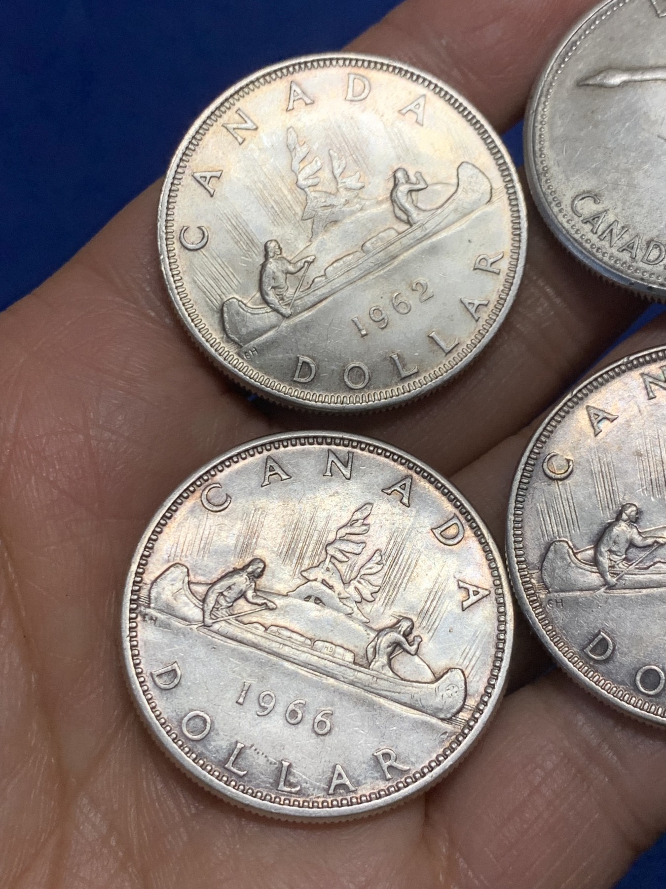 《竞宝斋》第240场-周日，周一 年终尾场 (全场包邮) 4枚一组 加拿大一元银币 每枚重23.3g 800银 状态都不错 带底光