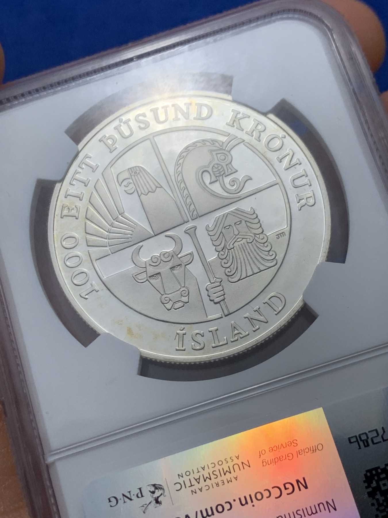 《竞宝斋》第240场-周日，周一 年终尾场 (全场包邮) NGC-PF69UC 冰岛2000年埃里克森发现美洲大陆1000克朗精制银币，和美国埃里克森纪念银币共同联合发行，克劳斯获奖币-最佳历史意义、最佳硬币双项大奖。PROOF精制币，状态好。