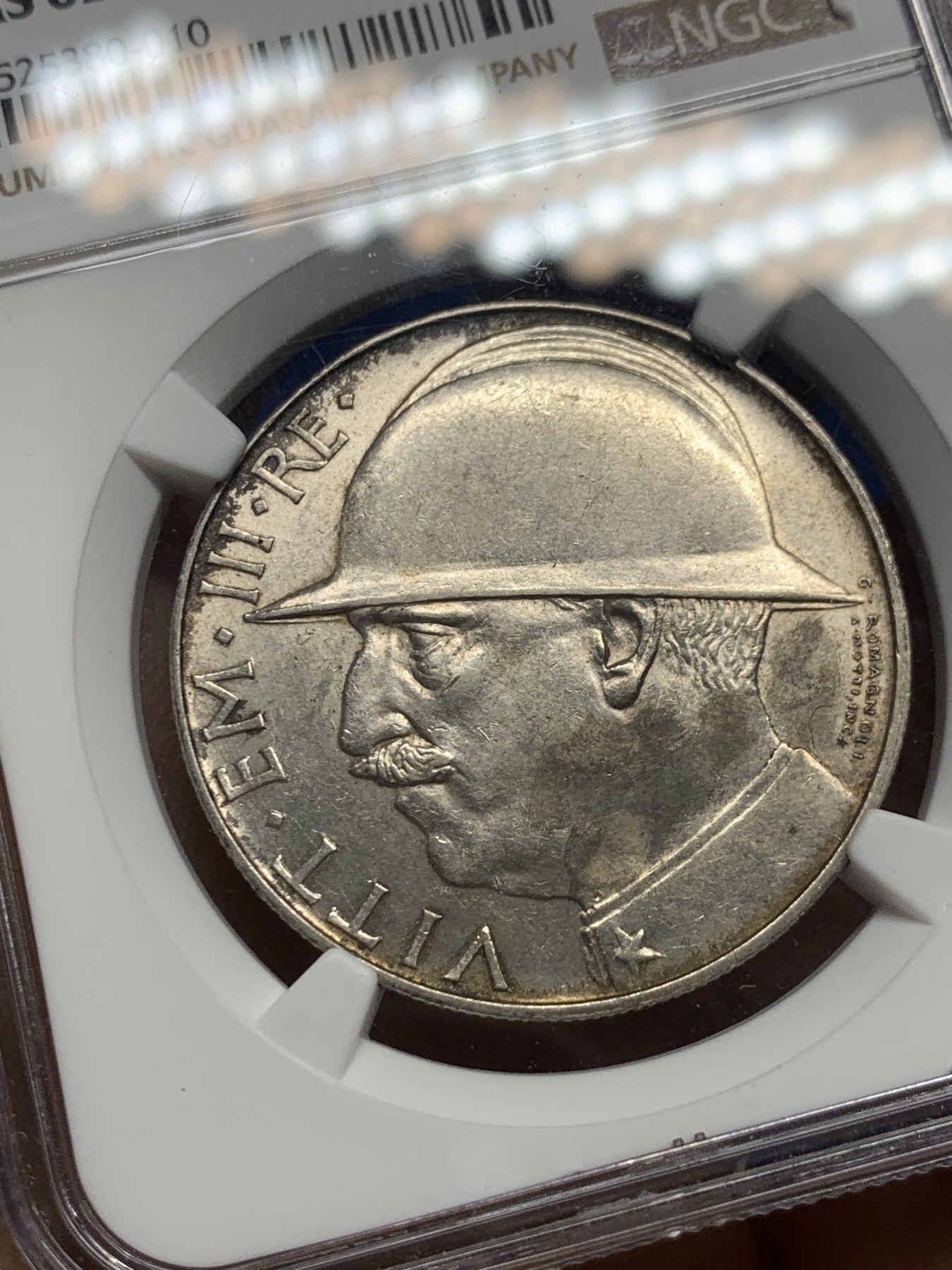 《竞宝斋》第240场-周日，周一 年终尾场 (全场包邮) NGC-MS62 意大利1928年一战纪念20里拉大银 经典大钢盔 原味包浆 热门品种 难得的品相