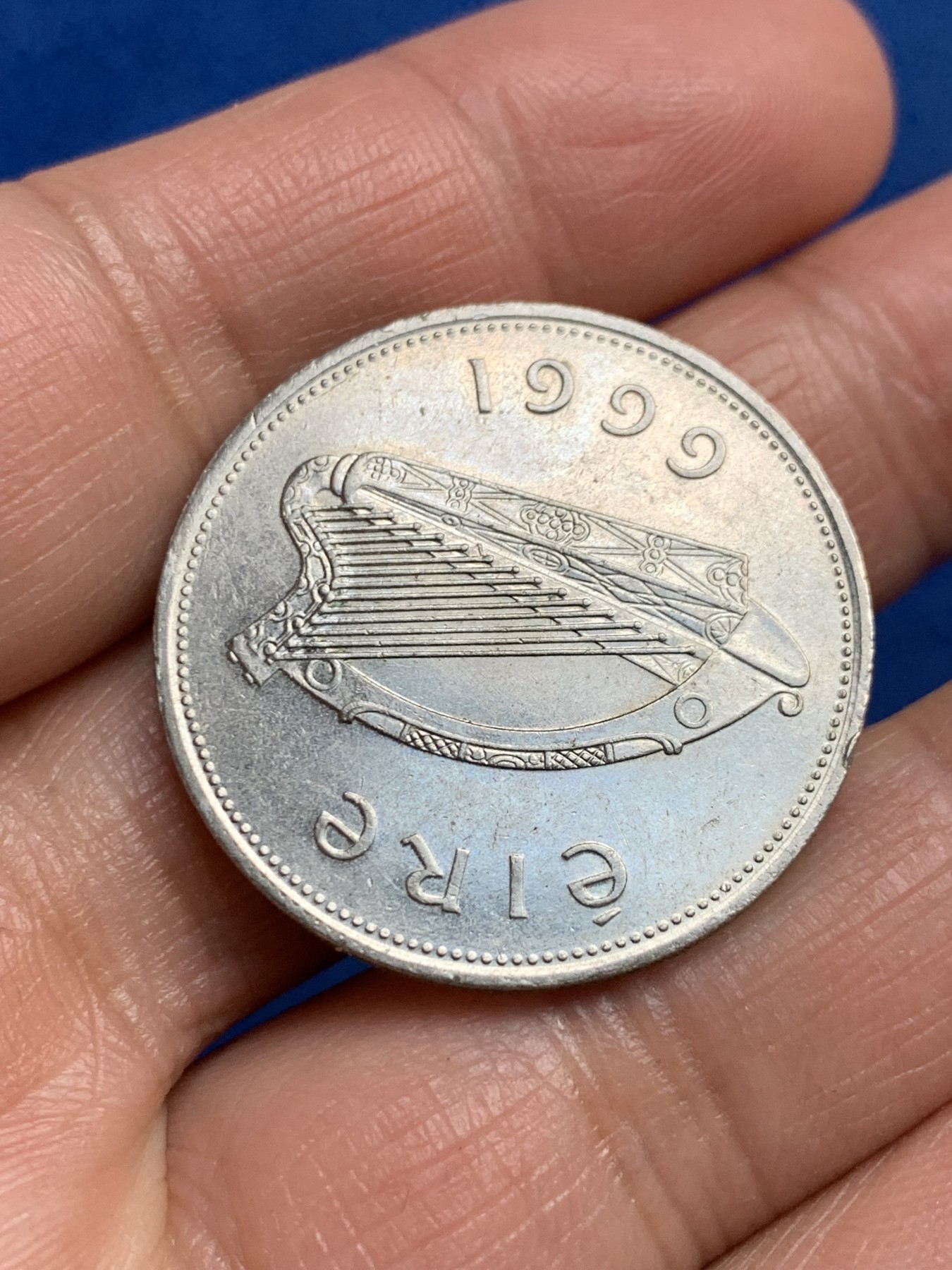 《竞宝斋》第240场-周日，周一 年终尾场 (全场包邮) 爱尔兰1999的1爱磅 麋鹿 立体 鹿角尖尖 脖子鹿毛栩栩如生  背面是竖琴 爱尔兰民族的象征图腾 代表爱尔兰人自豪和创造力  历史俗称爱尔兰的小羊