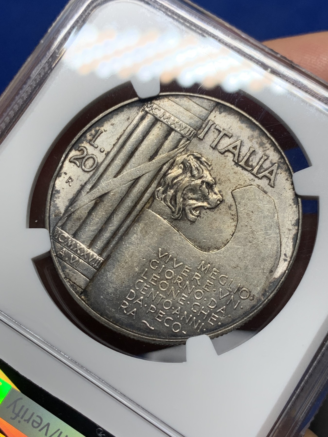 《竞宝斋》第240场-周日，周一 年终尾场 (全场包邮) NGC-MS62 意大利1928年一战纪念20里拉大银 经典大钢盔 原味包浆 热门品种 难得的品相