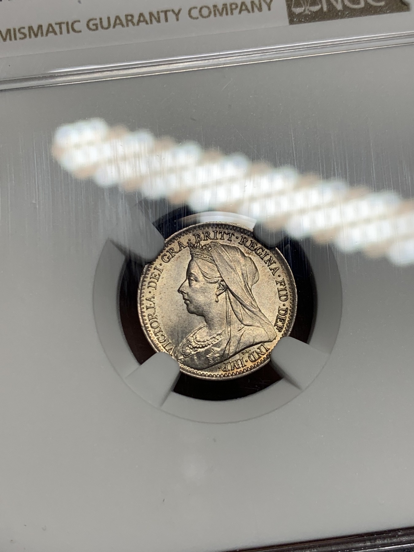 《竞宝斋》第240场-周日，周一 年终尾场 (全场包邮) NGC MS66 英国 1898年 3便士 品相极好，亚军分只有3个67分比它高了，收藏必备，可搏高分