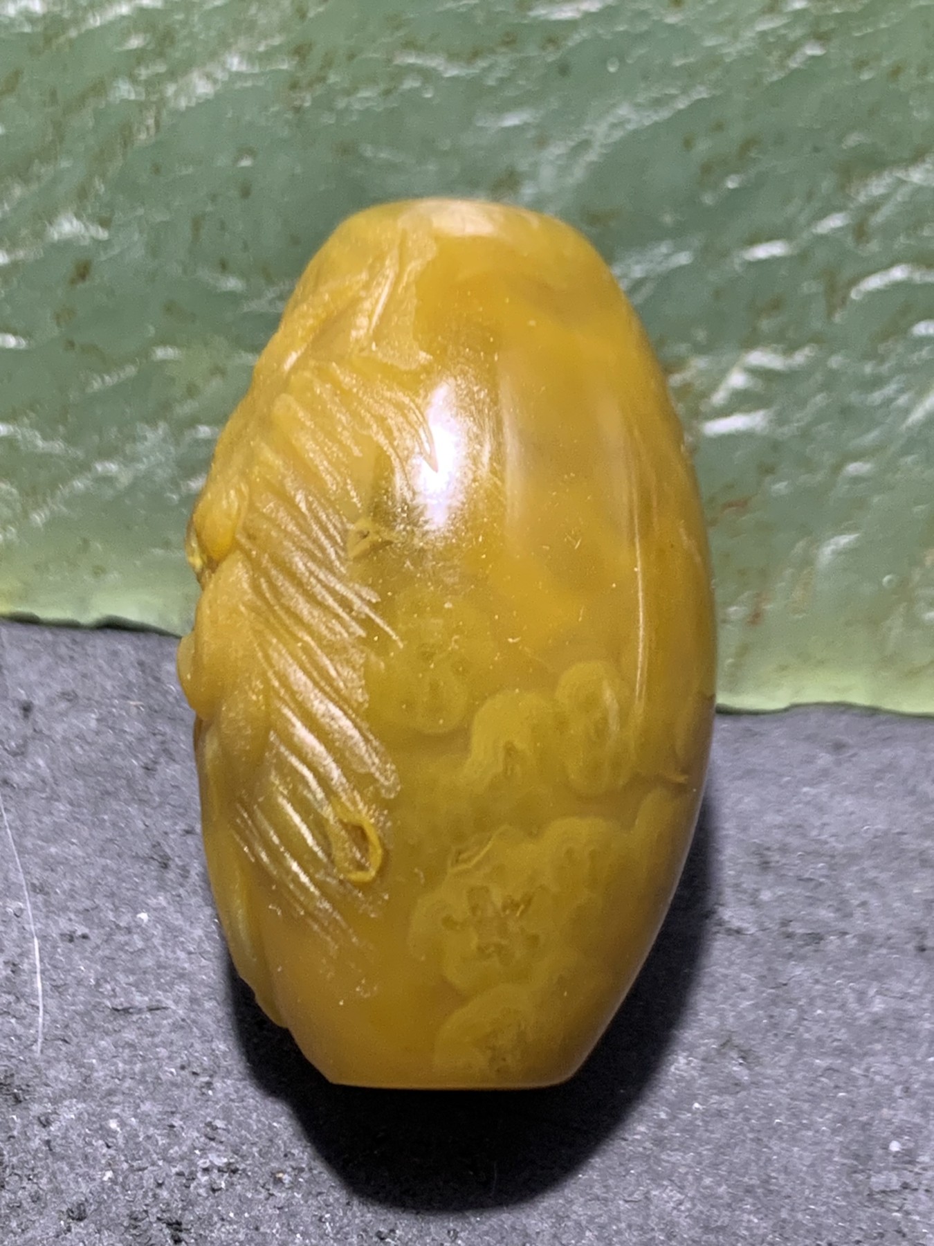 精美亚光黄冻料战国红玛瑙手工俏色巧雕狼王桶珠一颗！