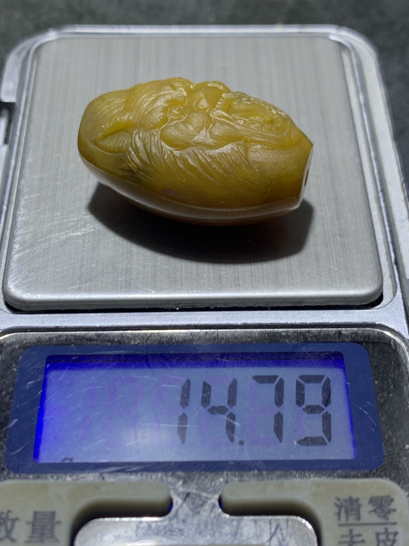 精美亚光黄冻料战国红玛瑙手工俏色巧雕狼王桶珠一颗！