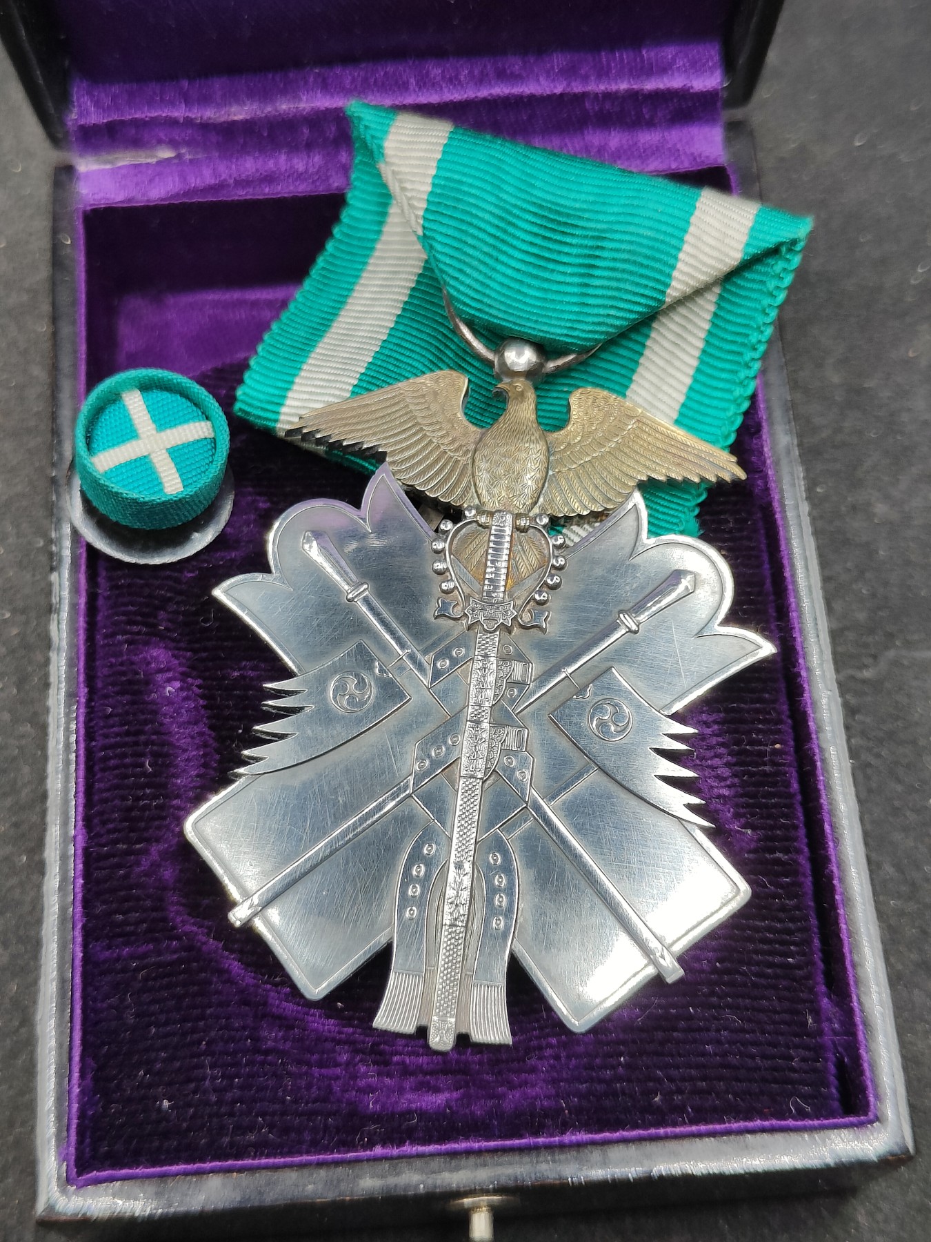 全场0元起拍 第129期 咸鱼国勋章拍卖专场 2月4日（周日）下午6：00开始 美品 日本战时七级金鸱章 银制带盒略