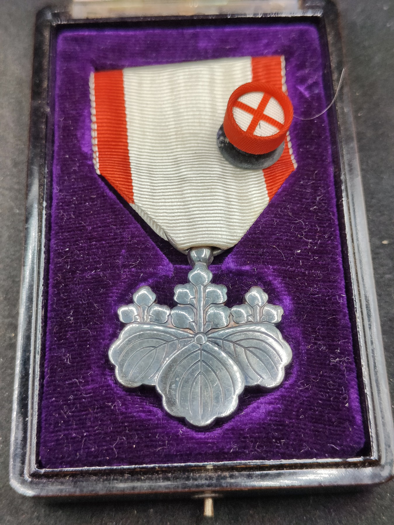 全场0元起拍 第129期 咸鱼国勋章拍卖专场 2月4日（周日）下午6：00开始 日本战时八等白叶章 银制带盒略