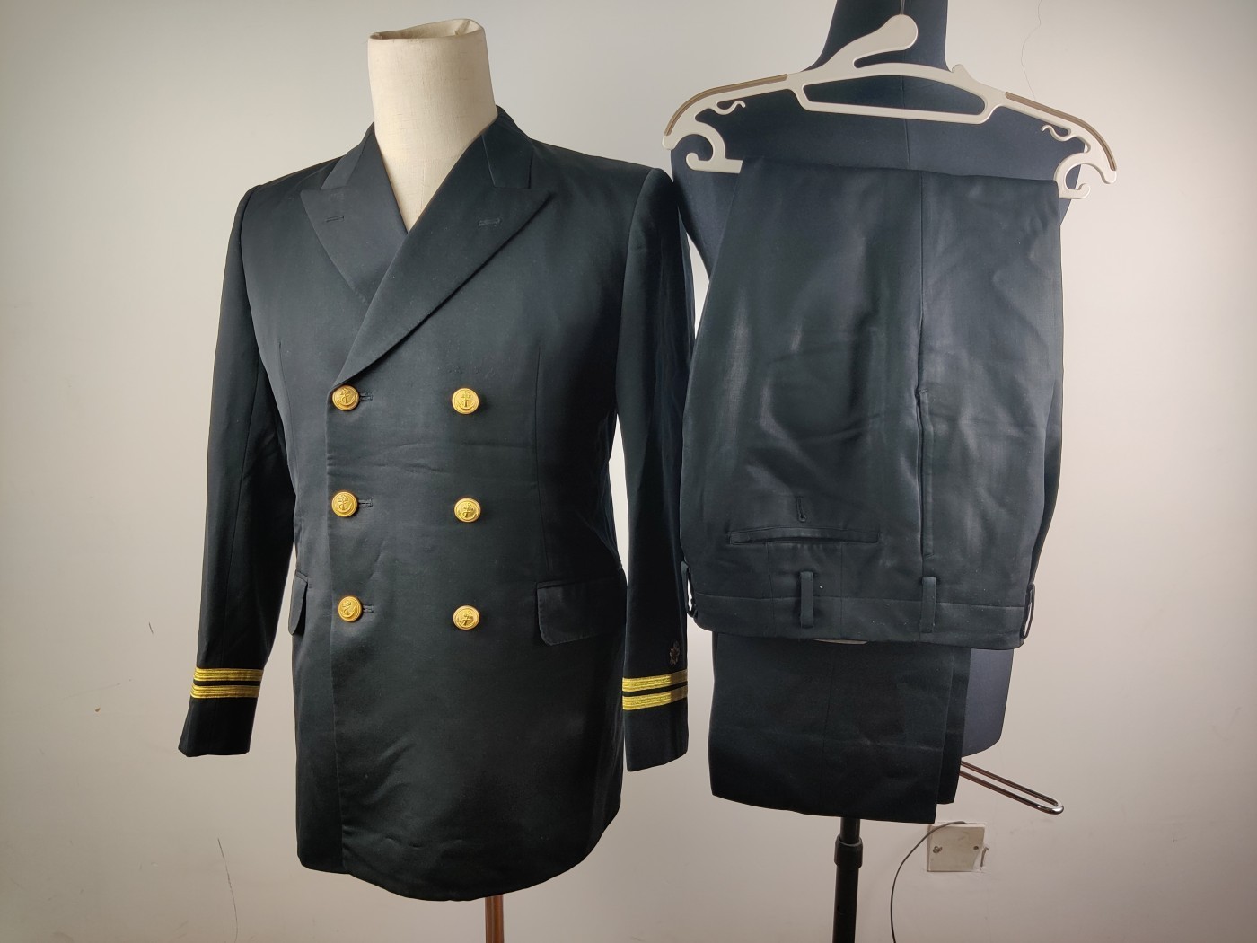 全场0元起拍 第129期 咸鱼国勋章拍卖专场 2月4日（周日）下午6：00开始 稀有大码 日本海上干部定制版常服一套 稀有铁圈扣子版本 胸围104 肩宽47 衣长80 袖长63 腰围82 裤长105