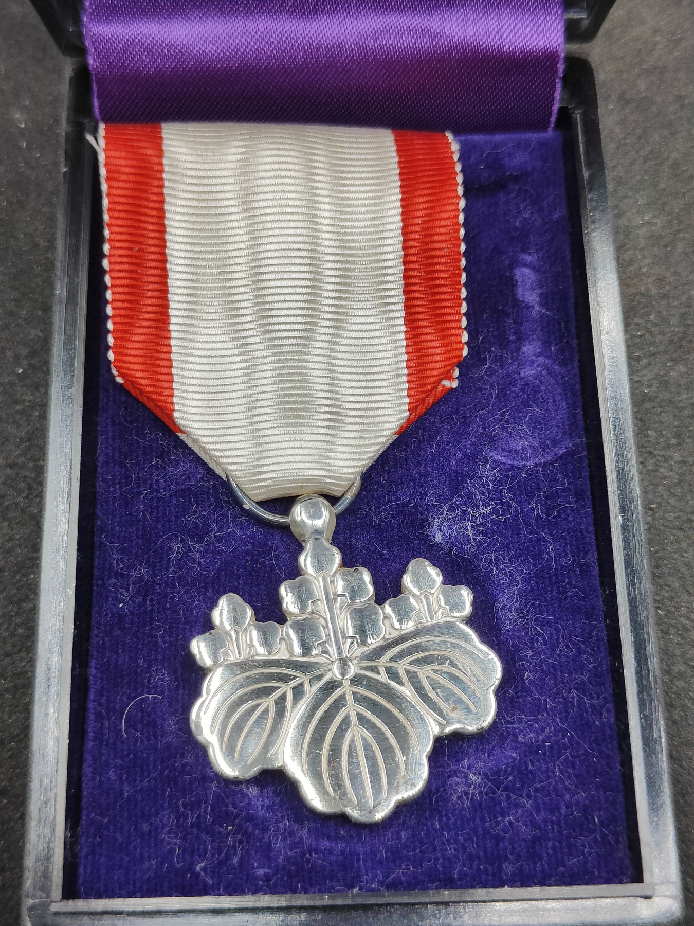 全场0元起拍 第129期 咸鱼国勋章拍卖专场 2月4日（周日）下午6：00开始 美品 日本战后八等白叶章 银制带盒