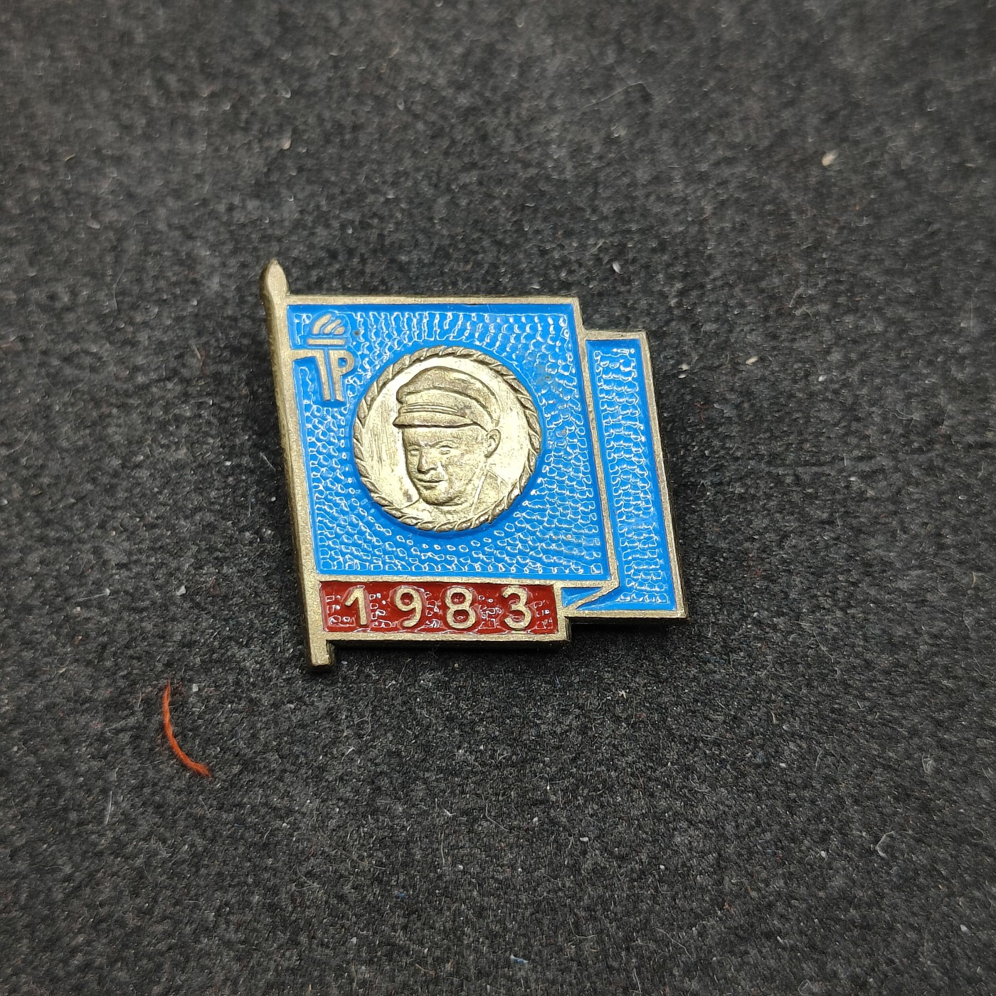 全场0元起拍 第129期 咸鱼国勋章拍卖专场 2月4日（周日）下午6：00开始 东德恩斯特台尔曼先锋队队徽