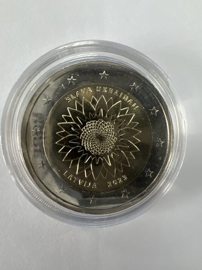 康怡轩钱币【安道尔+西班牙+拉脱维亚+刚果+瑞士 纪念币专场】第448期  - 2023年拉脱维亚发行乌克兰的向日葵2欧元双金属纪念币-单枚
