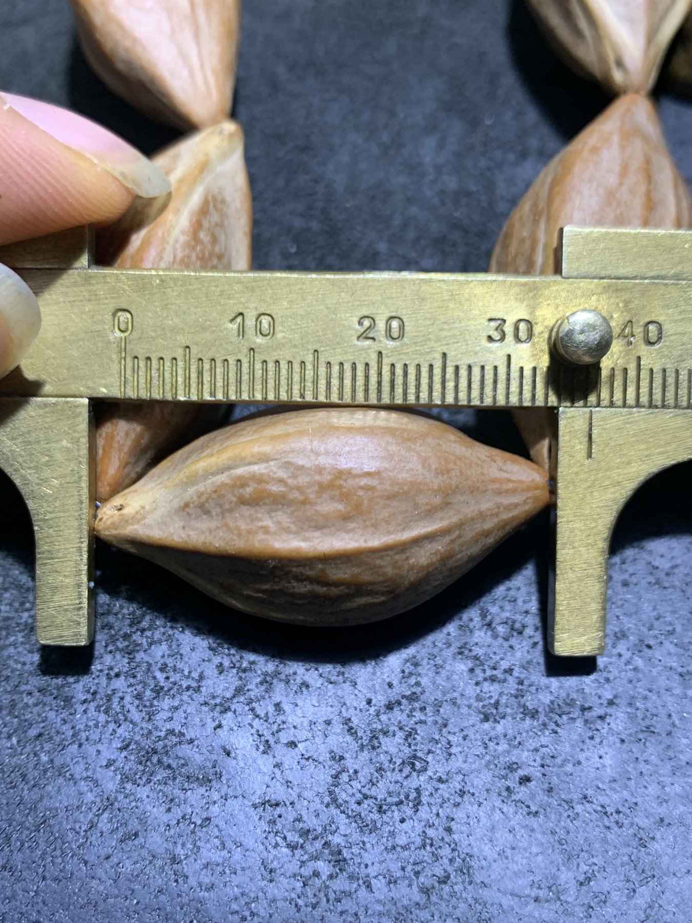 野生原皮原籽三花六棱大橄榄核单圈手串一条，