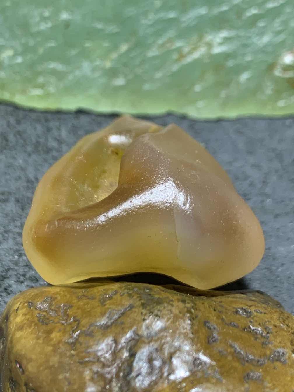放福利！精美天然戈壁酒红糖心孔洞玛瑙原石吊坠一颗