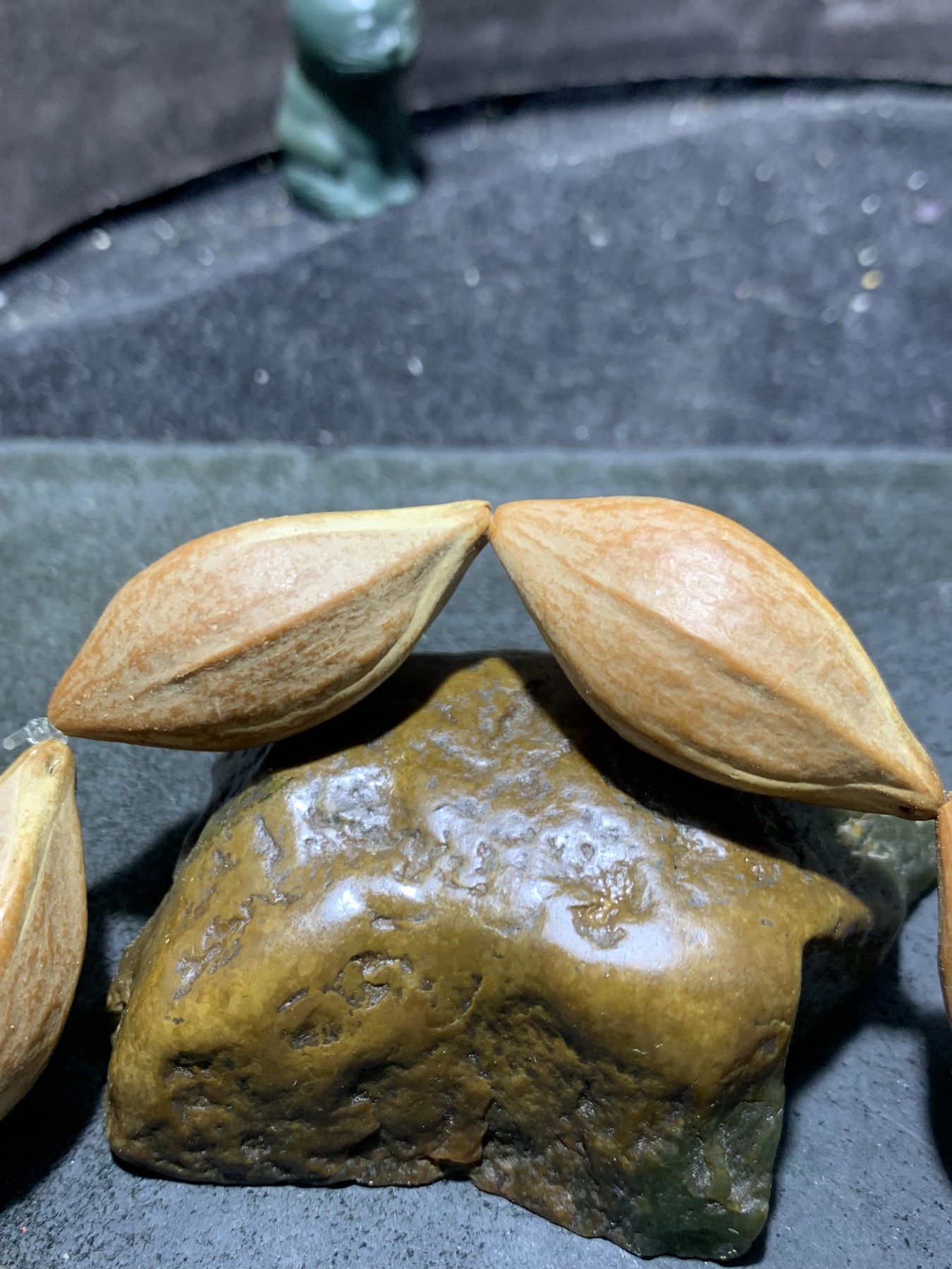 野生原皮原籽三花六棱大橄榄核单圈手串一条，