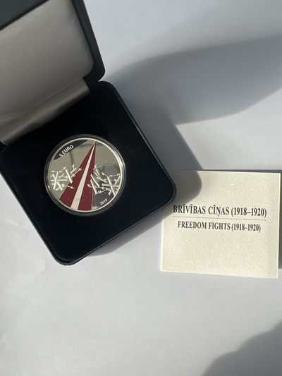 康怡轩钱币【安道尔+西班牙+拉脱维亚+刚果+瑞士+奥地利 纪念币专场】第251014期 2019年拉脱维亚发行为自由而战5欧元彩色精制纪念银币