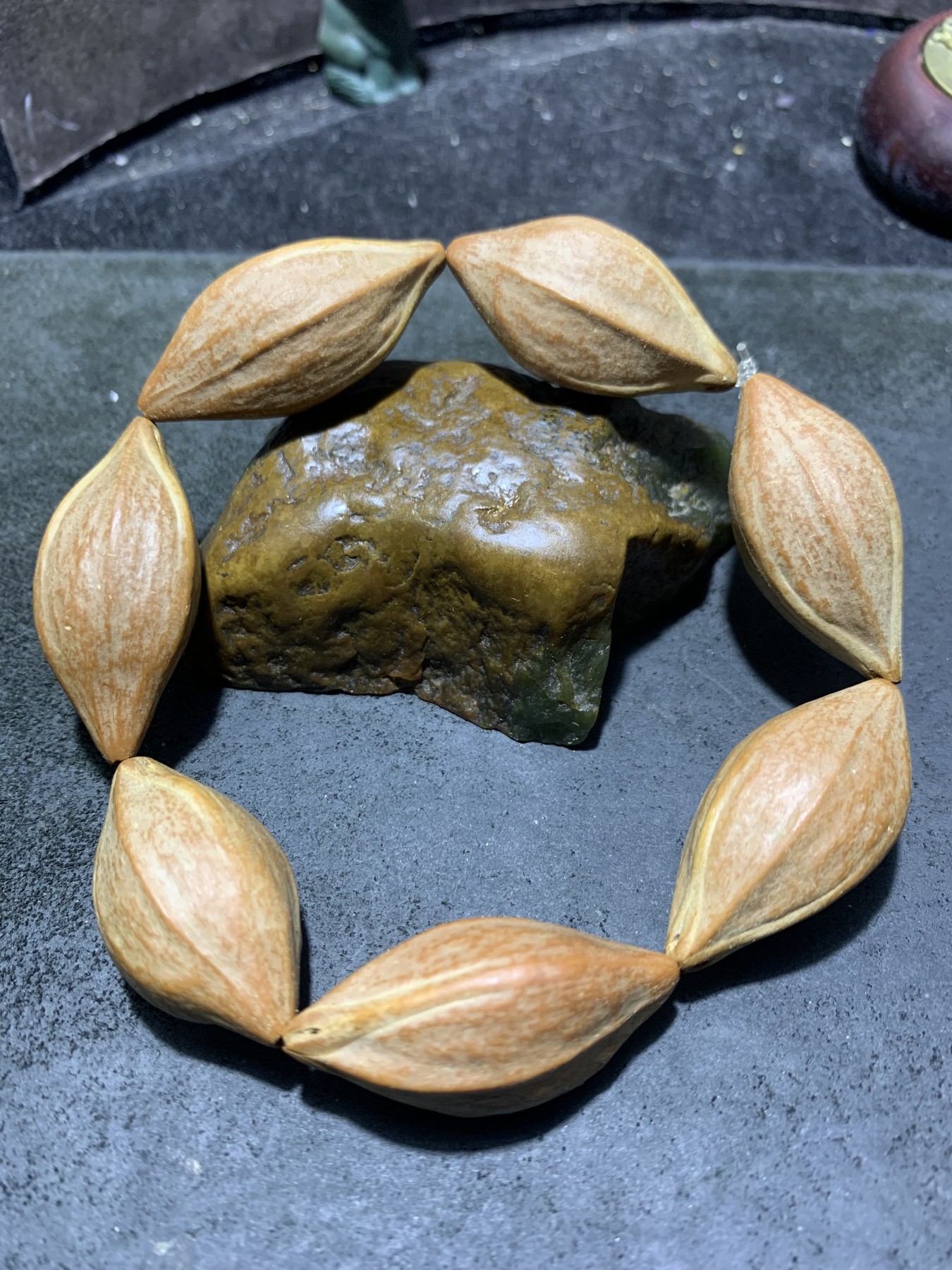 野生原皮原籽三花六棱大橄榄核单圈手串一条，