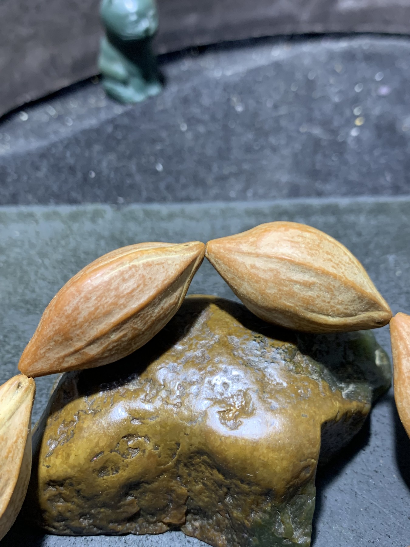 野生原皮原籽三花六棱大橄榄核单圈手串一条，