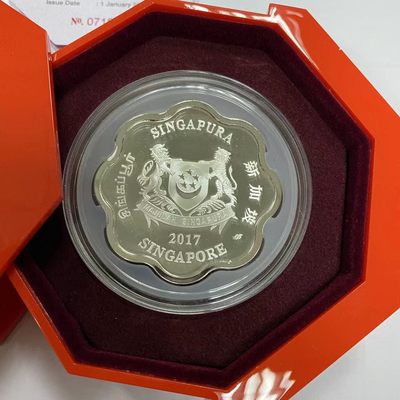 康怡轩钱币【新加坡+不丹+澳门+帕劳+美国+蒙古 纪念币专场】第251010期  2017年新加坡发行生肖鸡1盎司梅花型彩色精制纪念银币 氧化