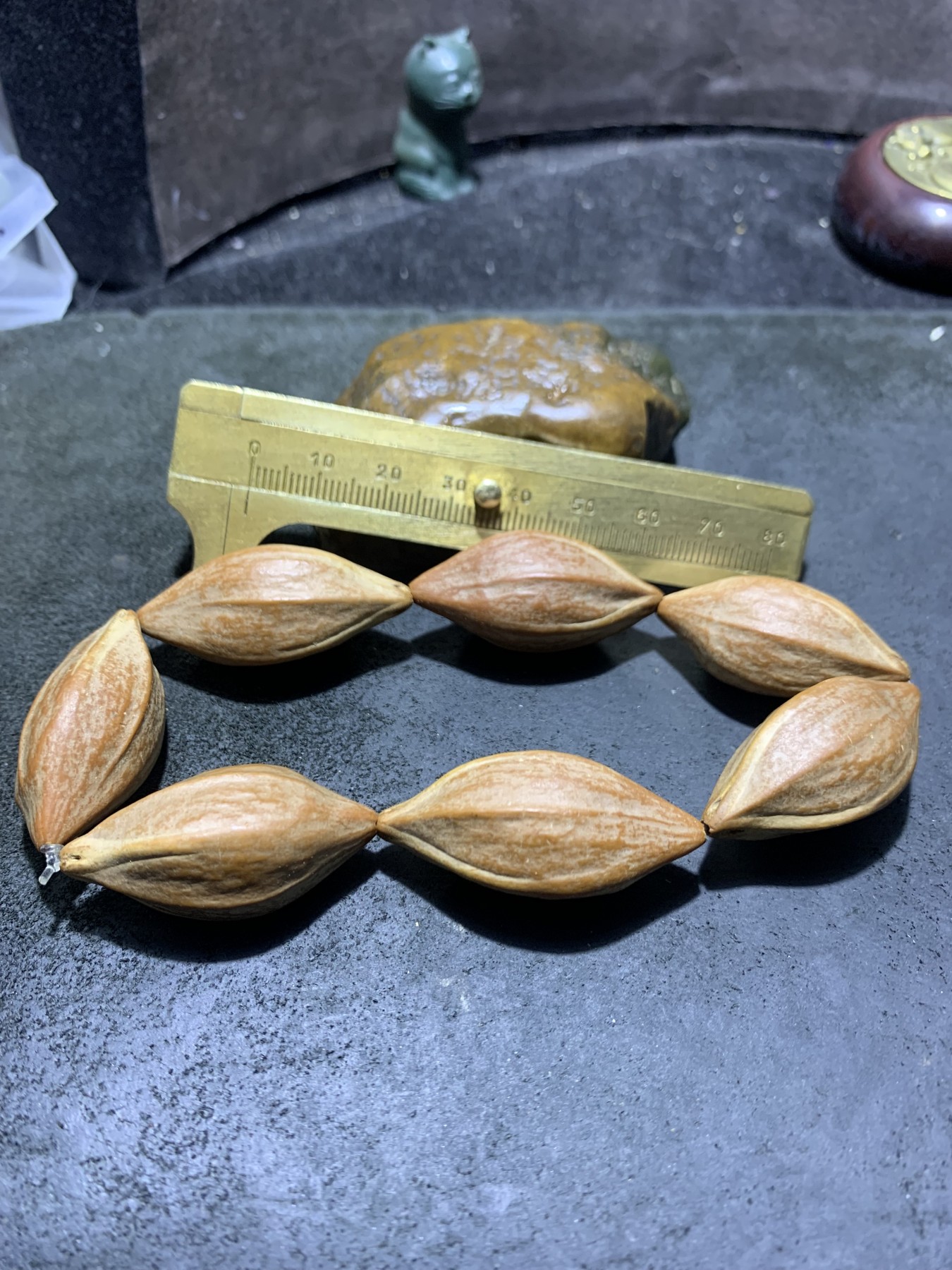 野生原皮原籽三花六棱大橄榄核单圈手串一条，