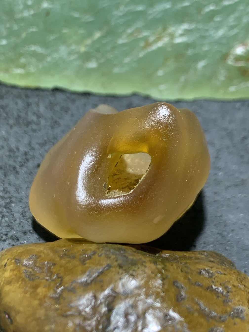 放福利！精美天然戈壁酒红糖心孔洞玛瑙原石吊坠一颗