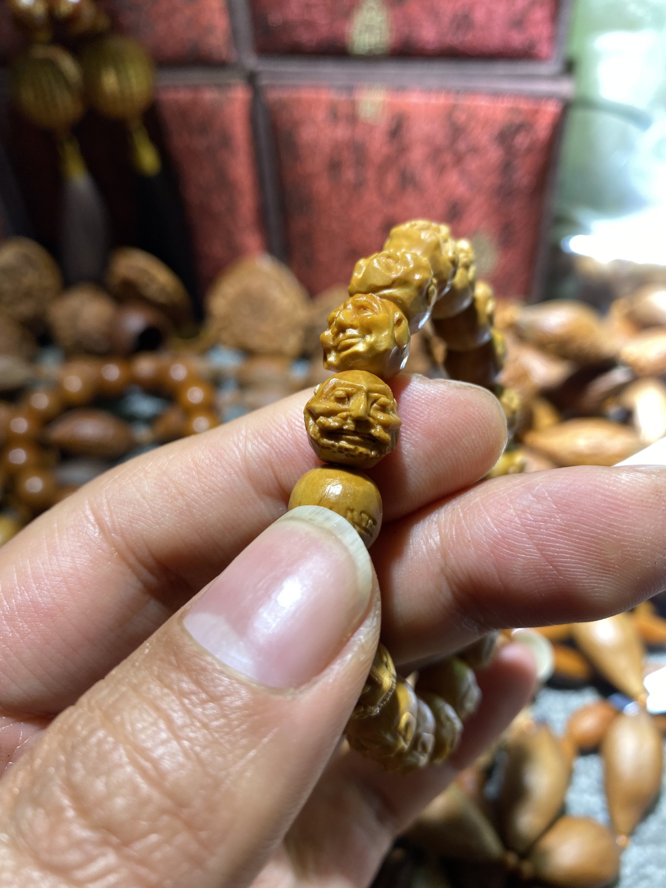 苏工核雕王红秋老师作品捡漏价 苏工核雕纯手工小籽十八罗汉，须派，留刀痕手串，雕工深峻，立体感十足，美不胜收，市场价格高，福利仅此一串，尺寸1。05x1.0喜欢的来