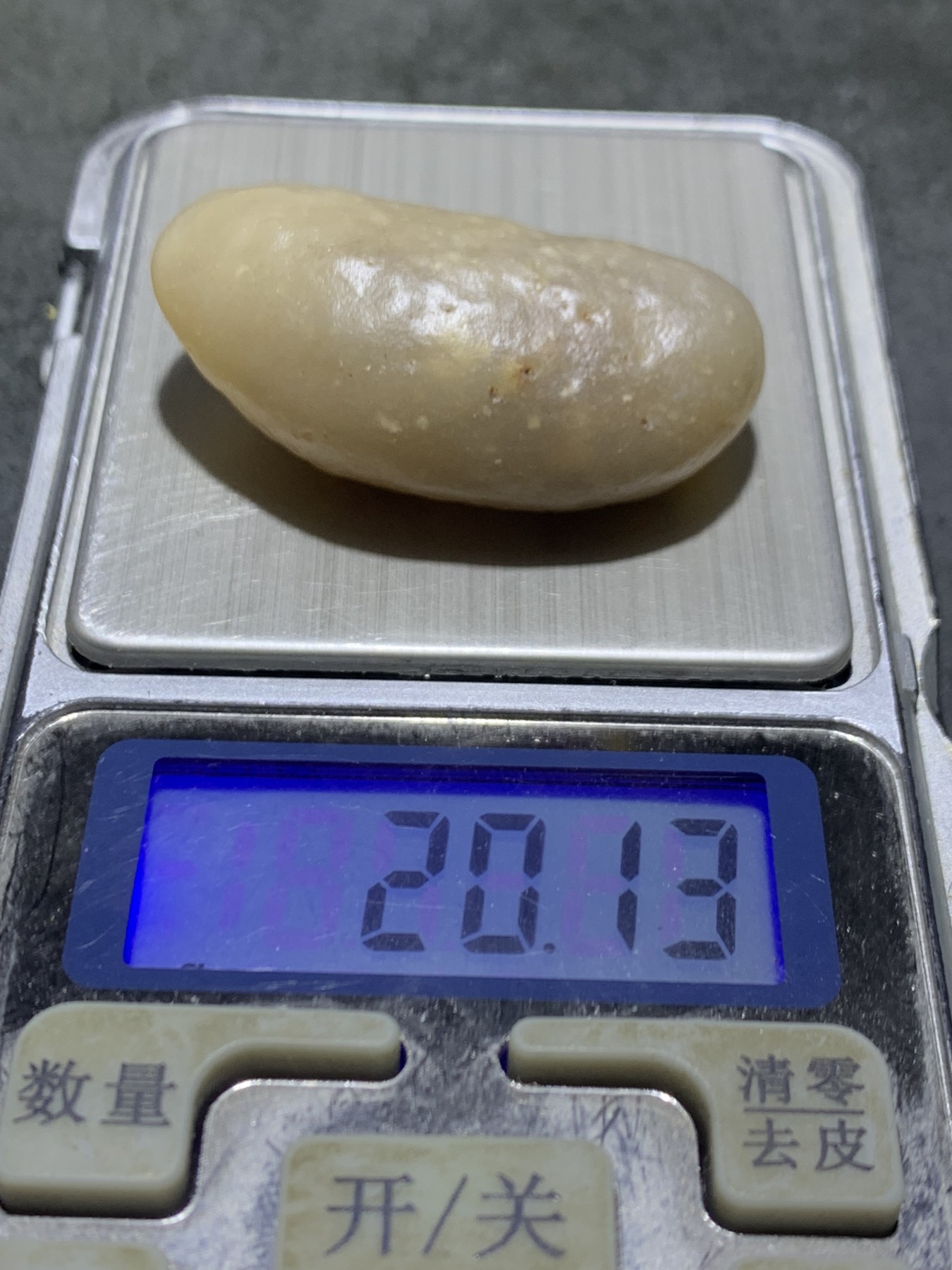 精美戈壁冰透高玉化飘鱼籽纹筋脉石原石一颗，